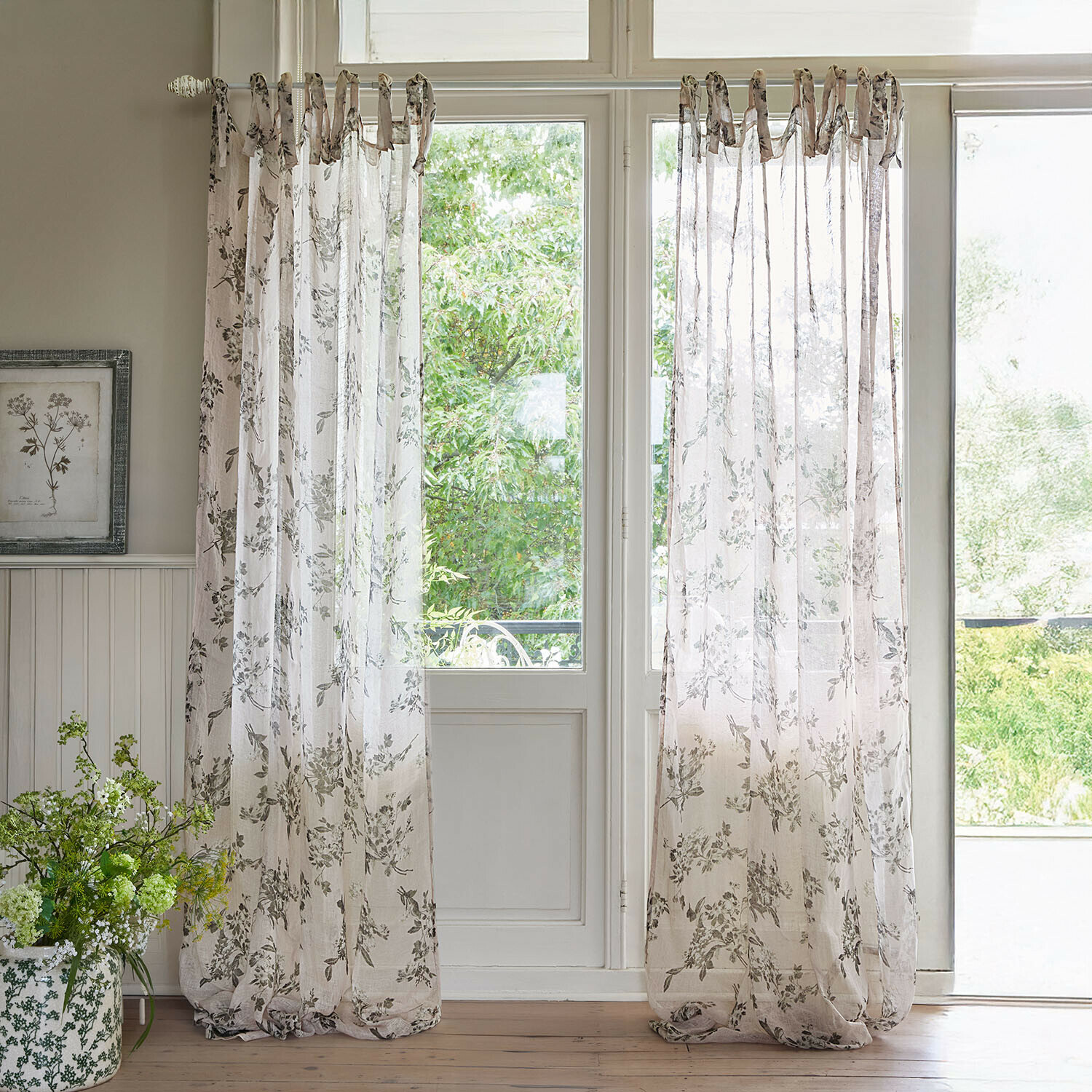 Transparente Vorhänge in Beige mit zartem Blumenmuster für ein helles, natürliches Zimmer