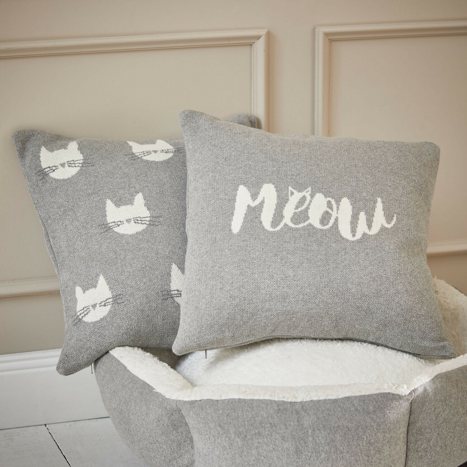 Kissenhülle 2er Set Solviana Graue Kissen mit weißem Schriftzug meow und Katzenmotiven auf weichem Haustierbett