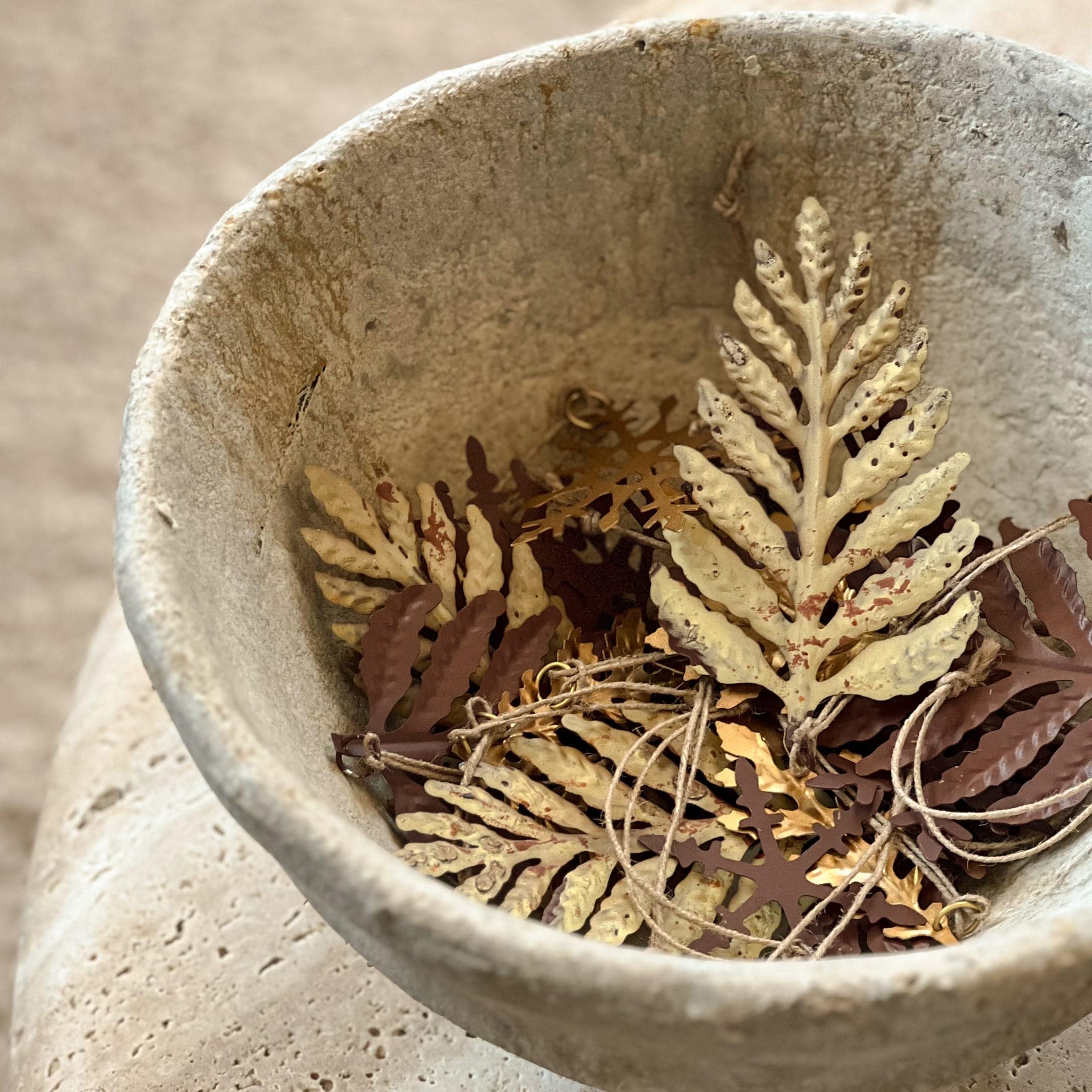 Dekorative Metallblätter in beiger Steinschale für Innen- und Saison-Dekoration