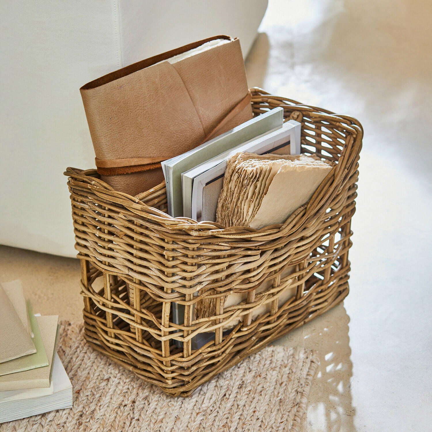 Zeitschriftenkorb Couverne Natürlicher Korb aus Weide mit Büchern und braunem Leder-Notizbuch, praktischer Aufbewahrungskorb