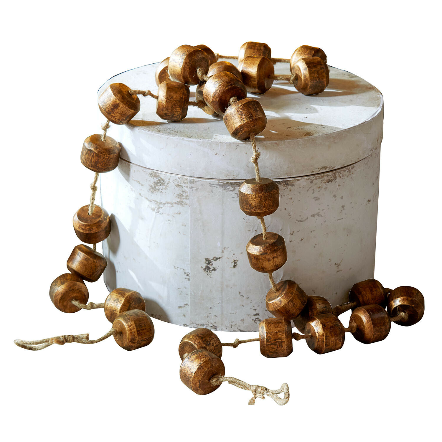 Dekorative Kette aus braunen Holzperlen auf hellem Hintergrund, Wohnaccessoire