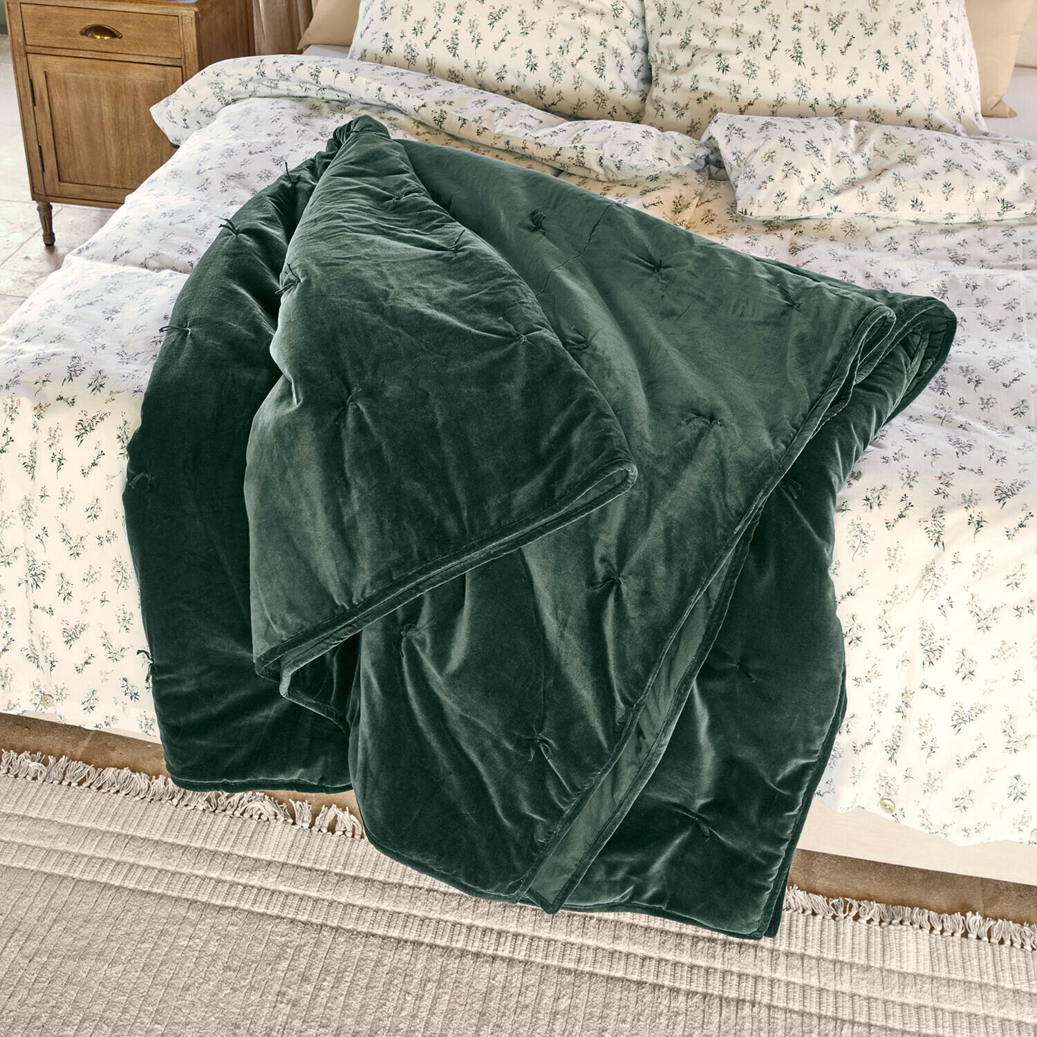 Quilt Orélisse Weiche grüne Samtdecke auf Bett mit floralem Bettbezug, dekorativer und gemütlicher Wohntextilartikel