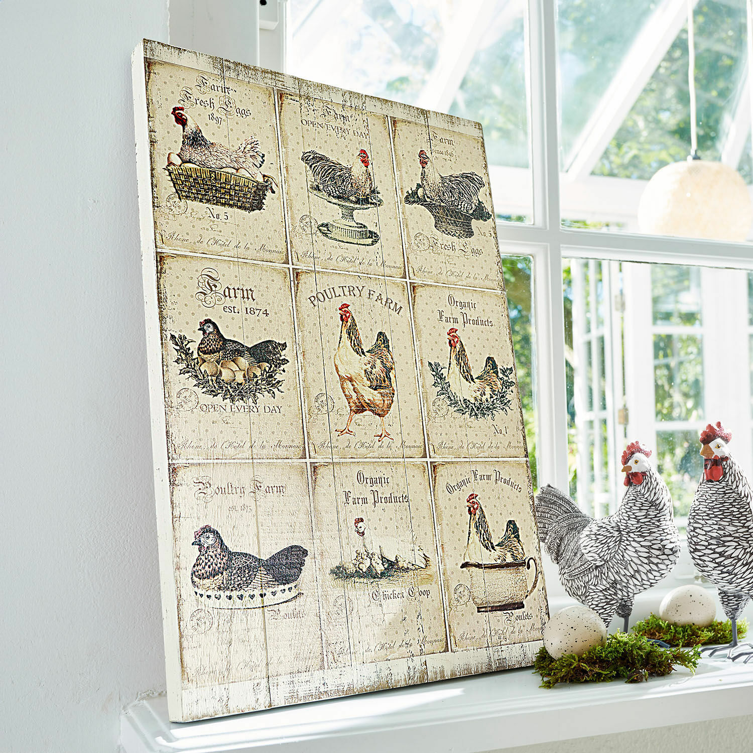 Dekoboard Montesse Dekorative Holztafel mit Vintage-Motiven von Hühnern und Eiern auf Fensterbank stehend