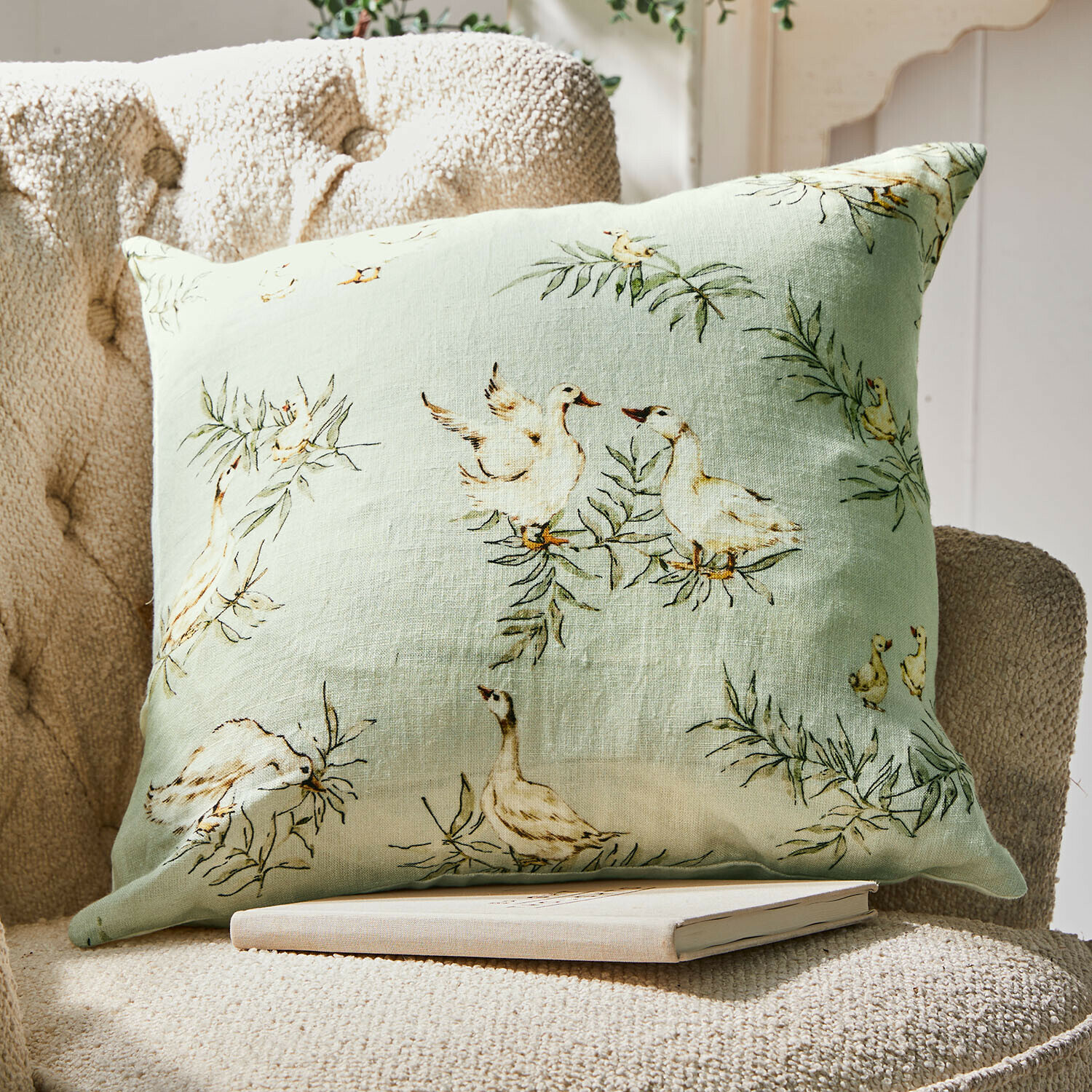 Leinenkissen in hellem Grün mit Enten- und Blattmuster, dekoratives Wohnaccessoire