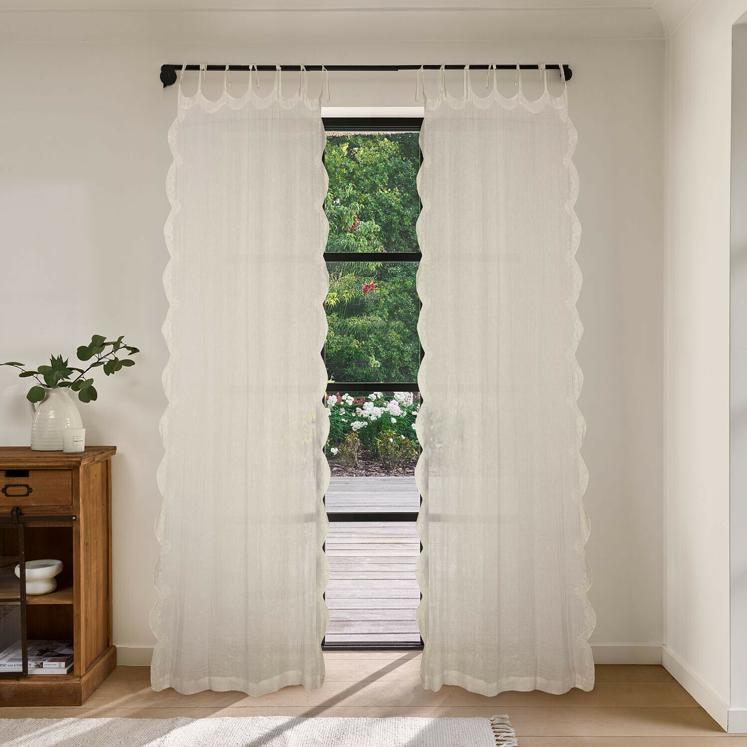 Gardine Dolcin Transparente weiße Gardinen mit wellenförmigem Rand in hellem Raum mit Gartenblick