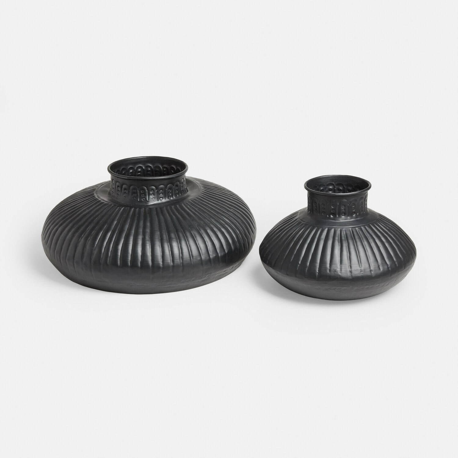 Vase 2er Set Myrkja Set aus zwei schwarzen Metallvasen mit gerillter Oberfläche und dekorativem Muster