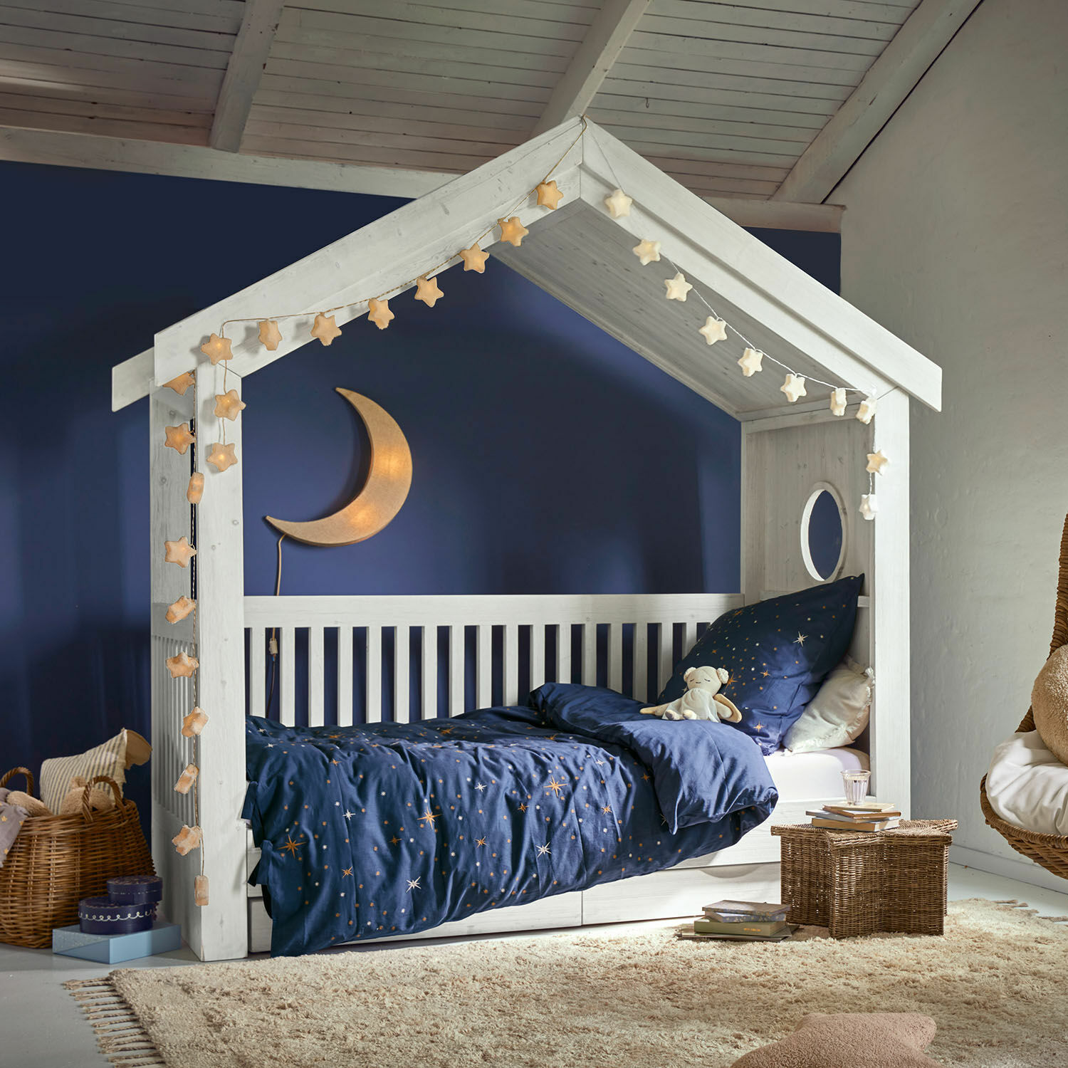 Einzelbett Birchwell Weißes Kinderbett aus Holz in Hausform mit dunkelblauer Sternenbettwäsche und Mondlampe