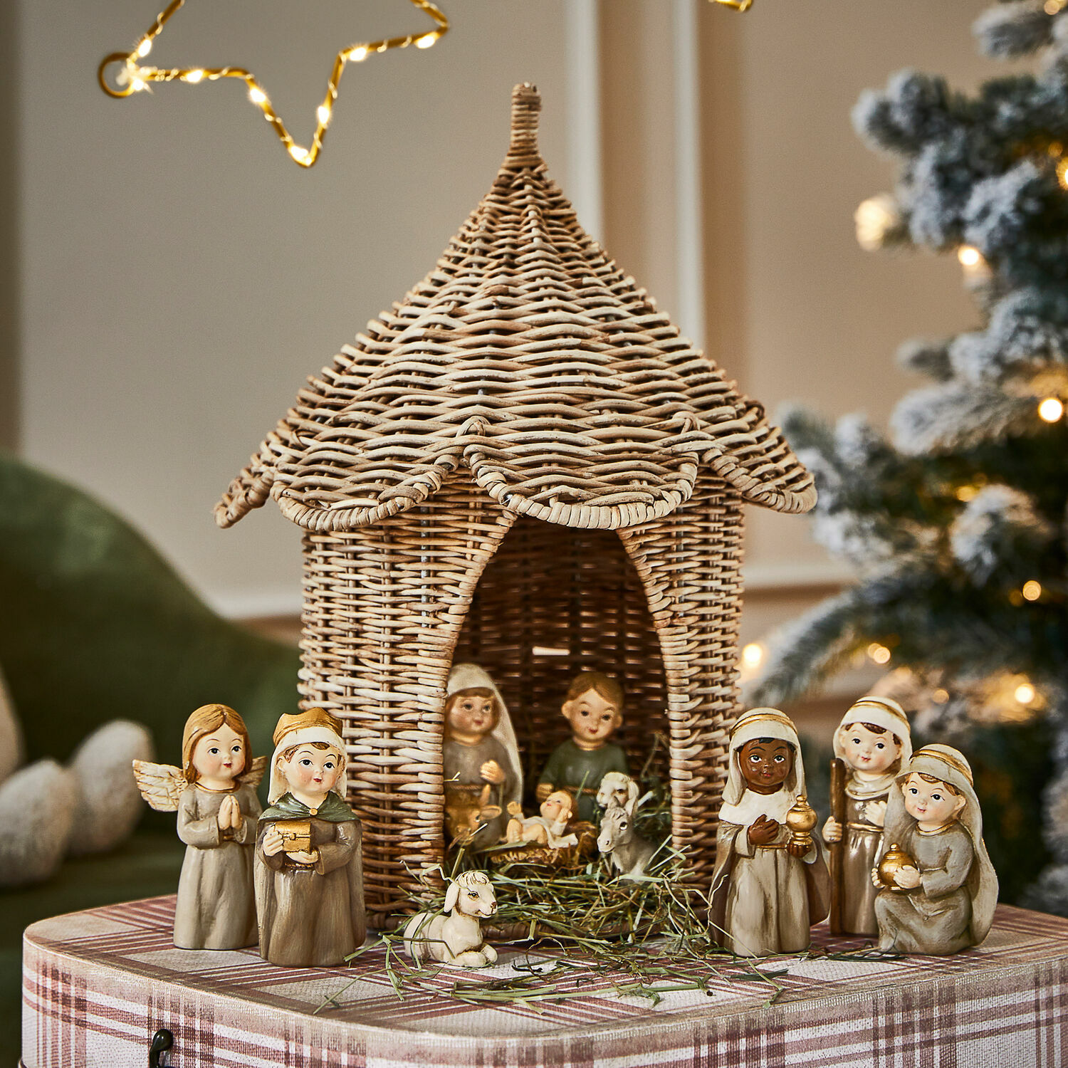 Krippe Dottimo Weihnachtskrippe mit Resinfiguren und Korbstall aus Weide als festliche Dekoration