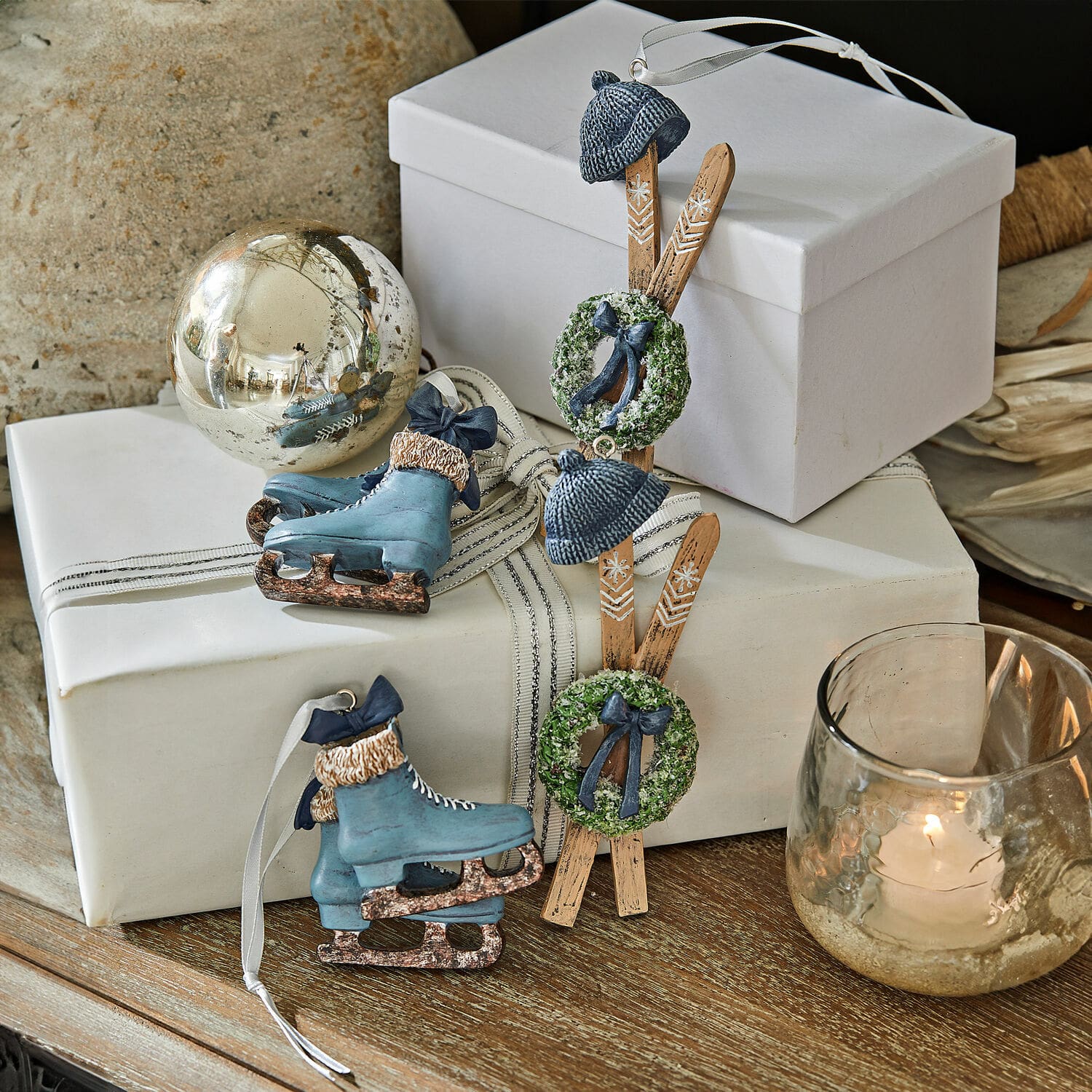 Anhänger 4er Set Papeta Weihnachtsdekoration mit blauen Schlittschuhen und Holzskiern mit grünen Kränzen auf Holztisch