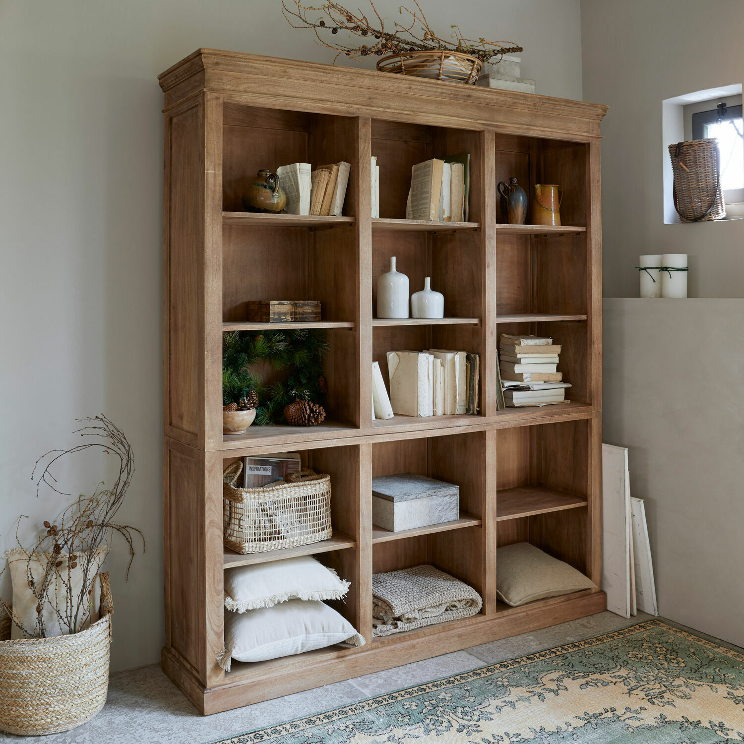 Regal Alamoni Großes Bücherregal aus Holz in Naturfarbe mit Fächern, praktisch für Bücher und Dekoration im Wohnraum