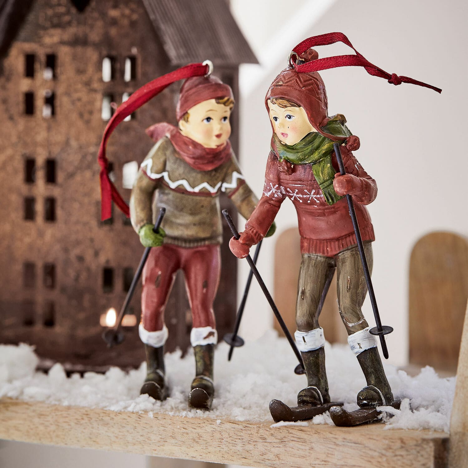 Figur 2er Set Gulbin Zwei Skifahrer-Dekorationen aus Kunststoff in roten und grünen Kleidern auf Kunstschnee