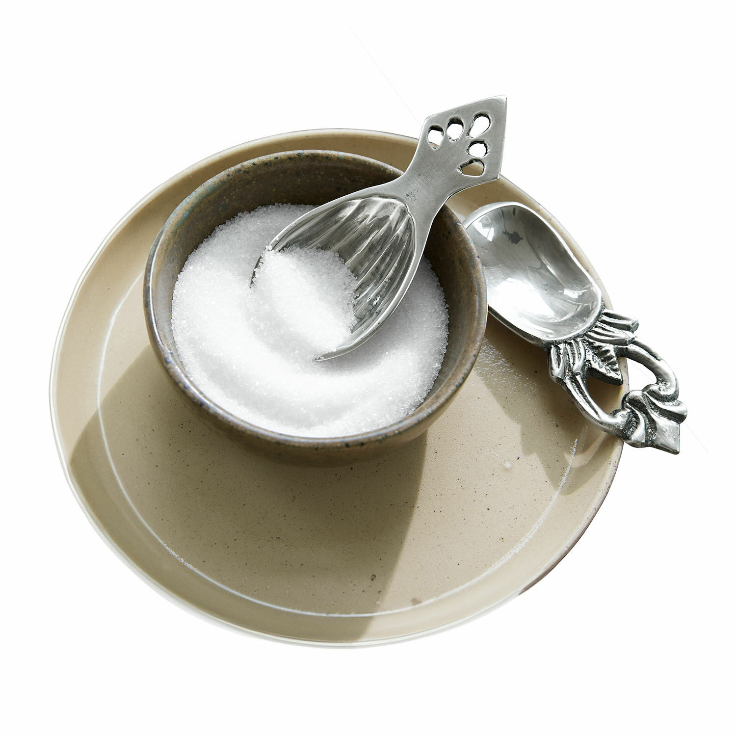 Löffel 2er Set Fivale Keramikschale mit weißem Zucker und Metalllöffel auf beigem Teller für die Küche