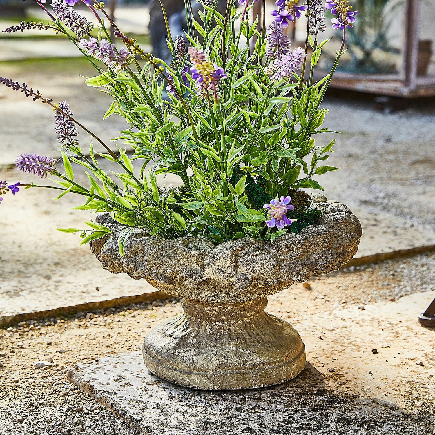 Amphore Bellivon Rustikale Steinpflanzschale mit grünen und violetten Blumen, Gartendekoration im Freien