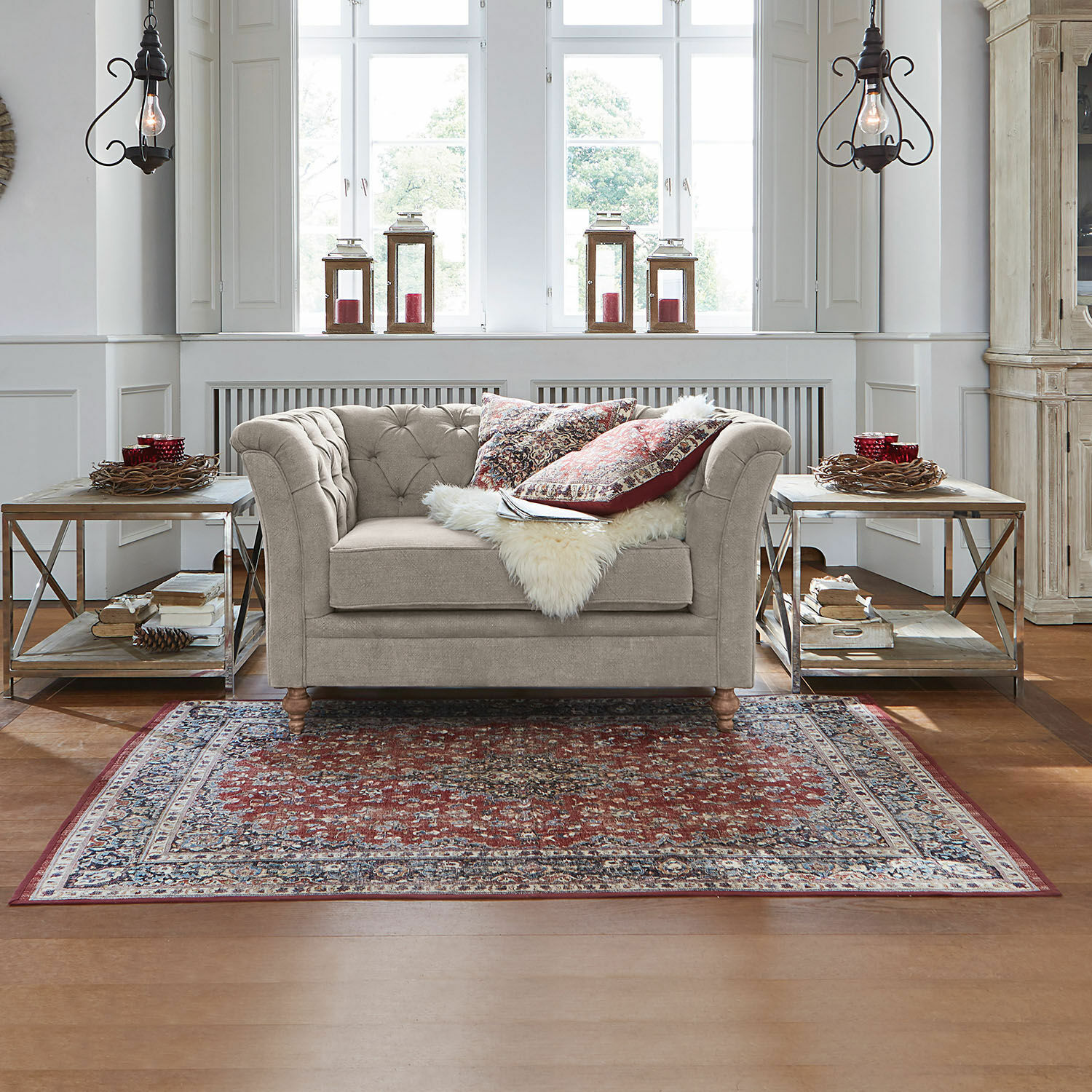 Sofa Clères Beiges Polstersofa mit Kissen und Fellüberwurf auf rotem Teppich in hellem Wohnzimmer
