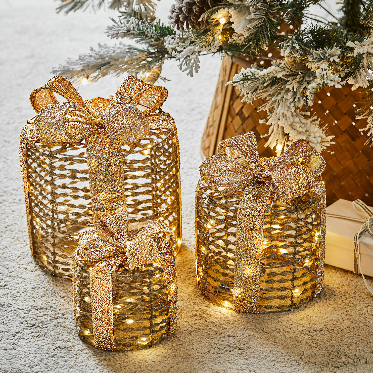 LED-Geschenk 3er Set Lorivane Drei goldene Geschenkdekorationen aus Drahtgeflecht mit LED-Lichtern für festliche Weihnachtsdeko