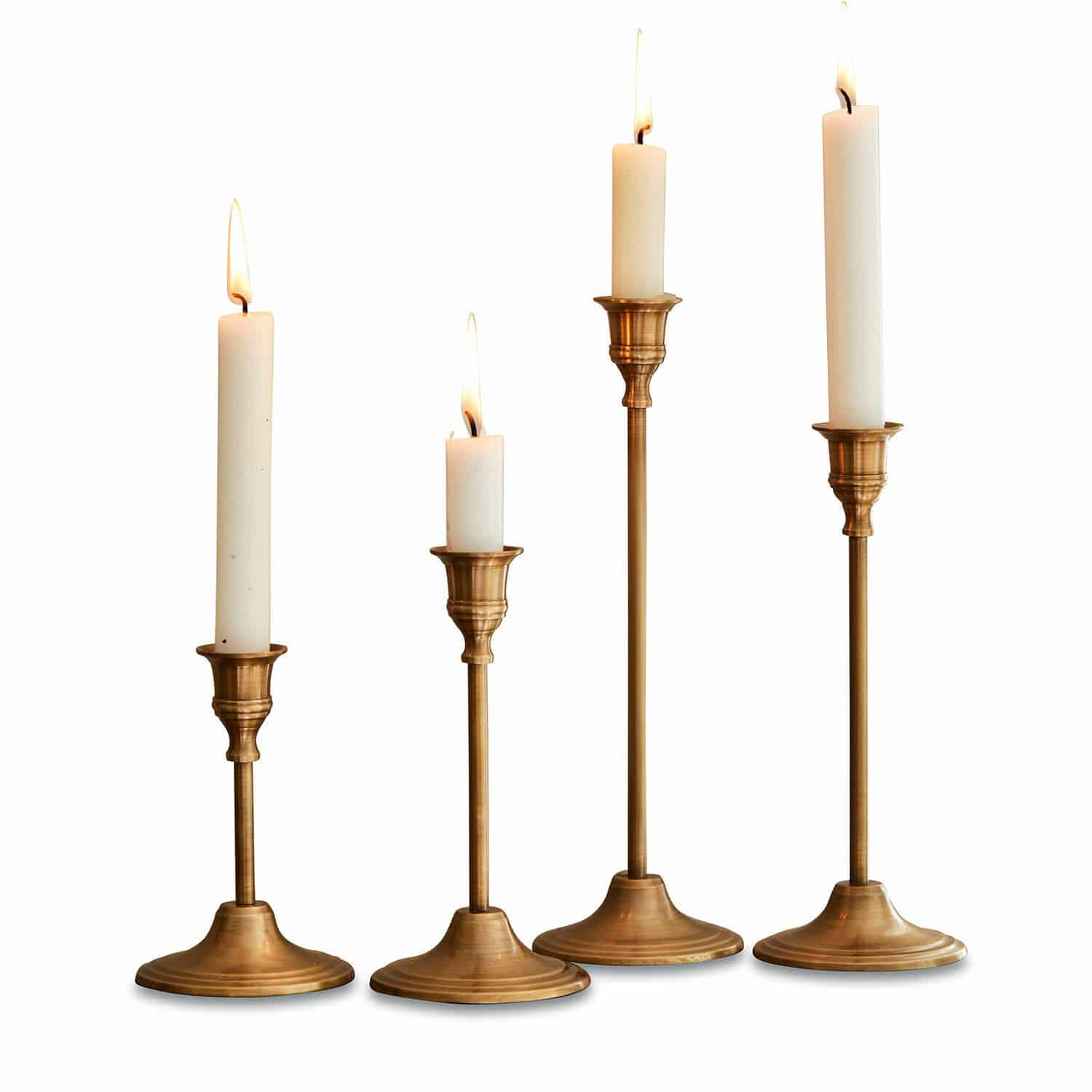 Kerzenständer 4er Set Namoris Vier Messing-Kerzenhalter mit weißen Kerzen in verschiedenen Höhen, stilvolle Tischdekoration
