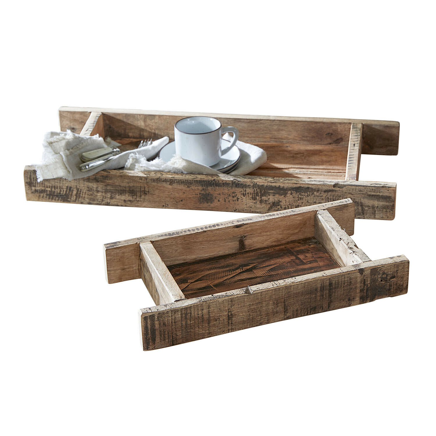 Rustikale Holztabletts in Naturfarbe mit Tasse und Besteck auf weißem Hintergrund