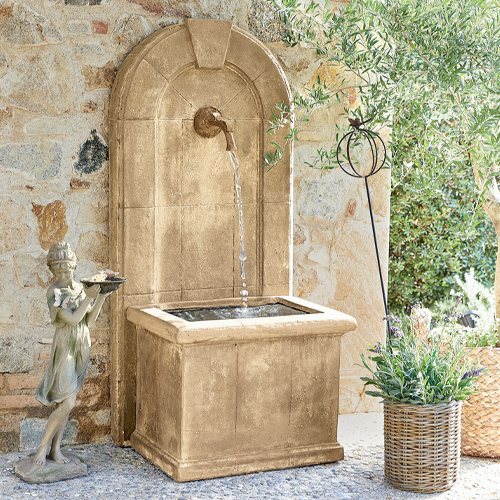 Dekorativer Gartenbrunnen aus beigem Stein, ideal für stilvolle Außenbereiche