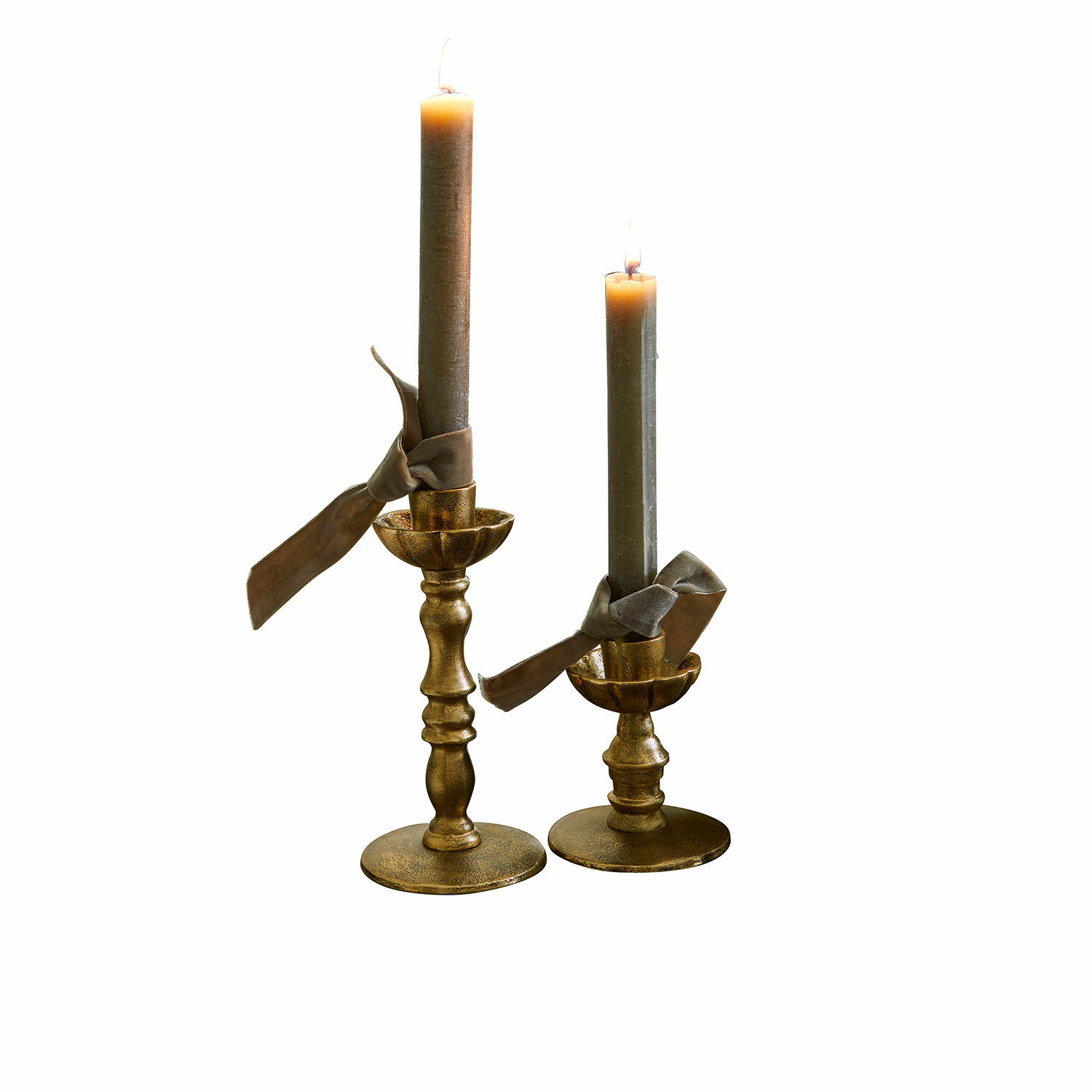 Kerzenständer 2er Set Zalethar Set aus zwei goldfarbenen Metall-Kerzenhaltern mit grauen Kerzen und dekorativen Bändern
