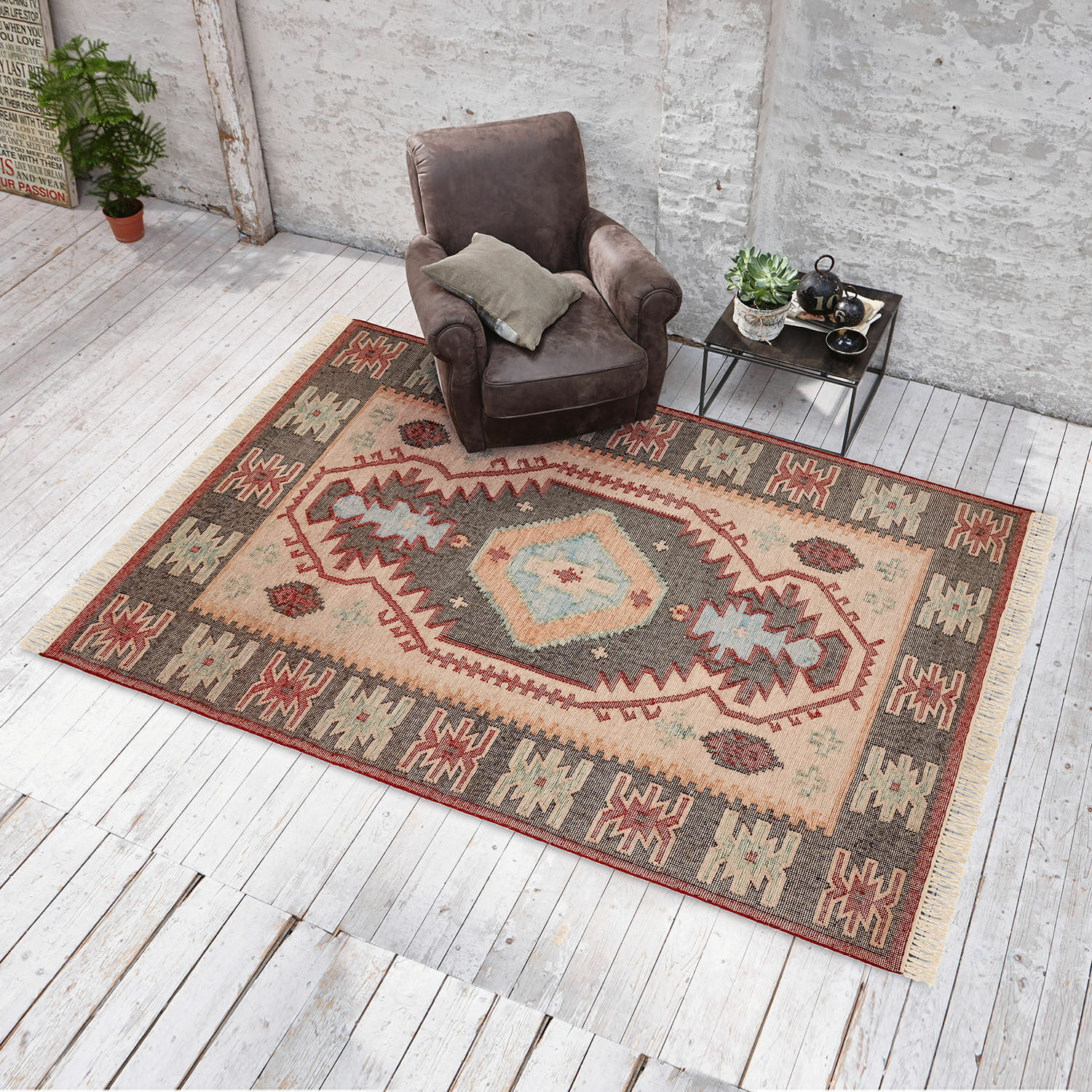 Teppich Frída Teppich mit geometrischem Muster in warmen Beige- und Brauntönen auf hellem Holzboden
