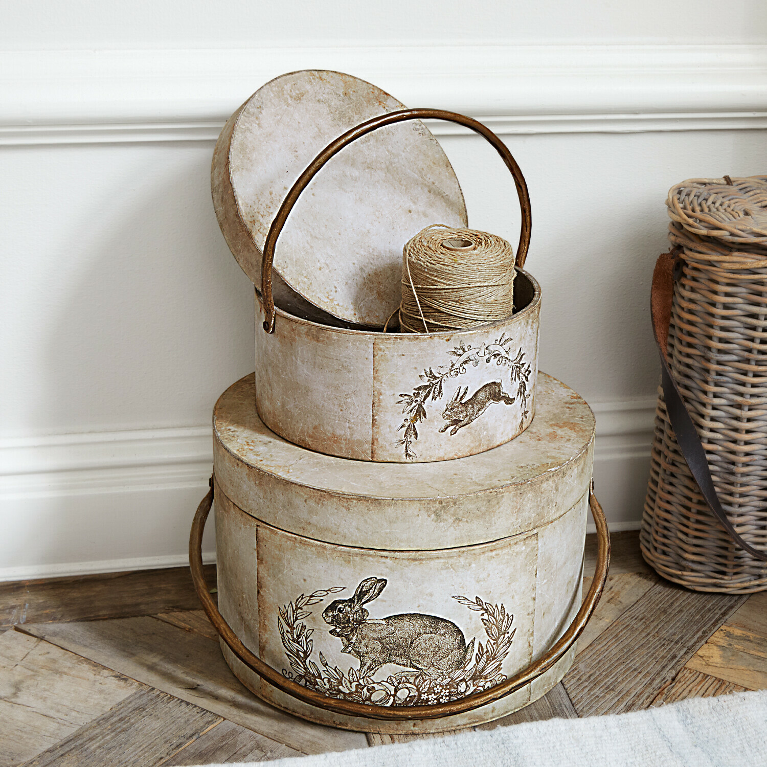 Zwei runde Aufbewahrungsboxen aus Papiermaché in Beige mit Hasenmotiv, dekorative Aufbewahrung
