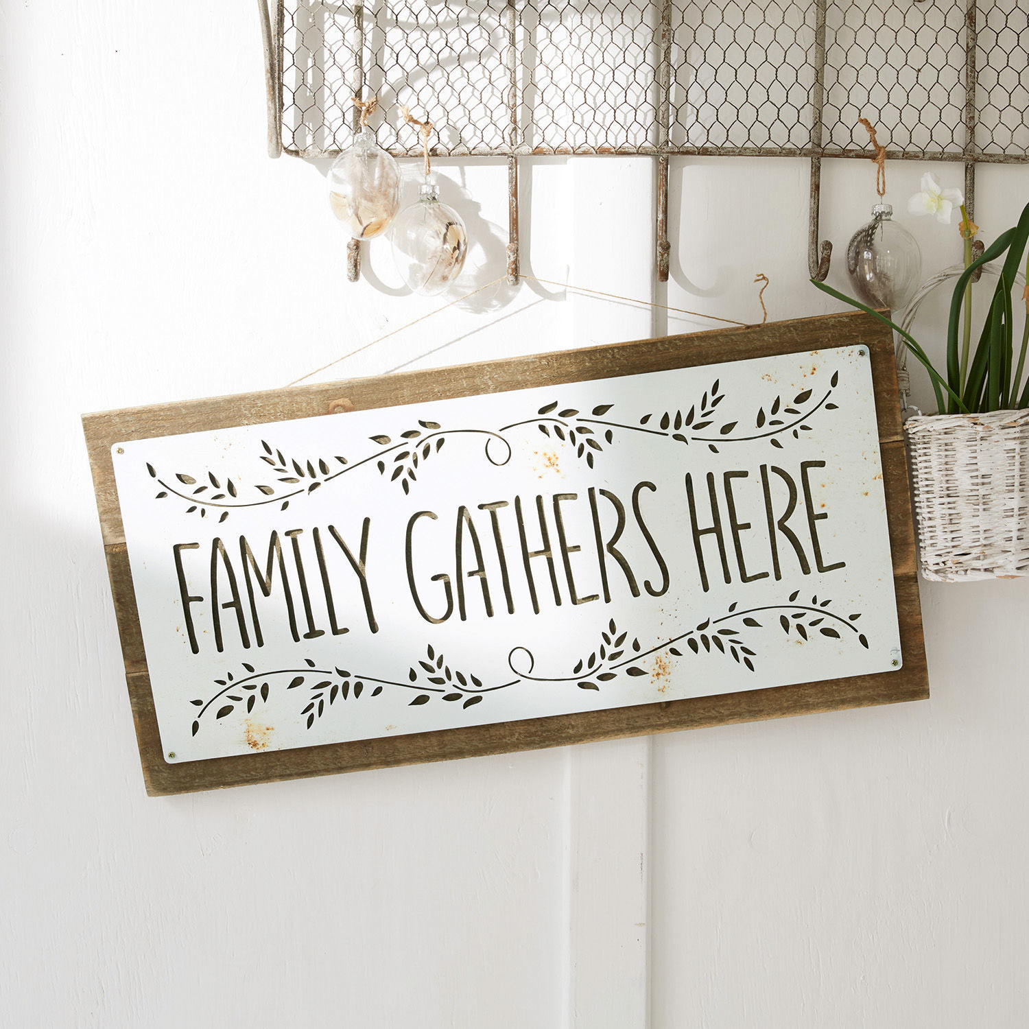 Deko-Schild Fagherey Dekoratives Wandschild aus Holz und weißem Metall mit Schriftzug Family Gathers Here