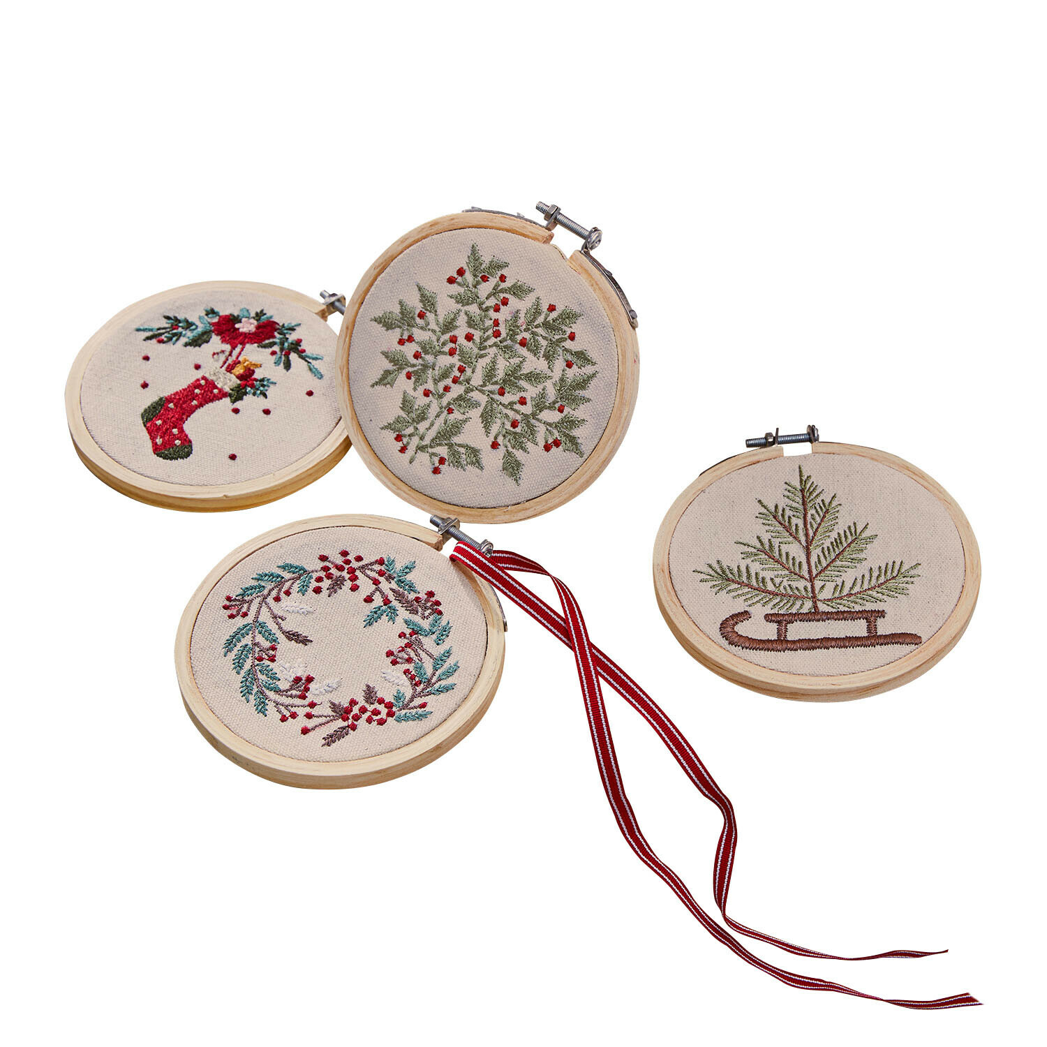 Anhänger 4er Set Seravas Set aus vier bestickten Weihnachtsanhängern aus Naturstoff mit pflanzlichen Motiven und roten Akzenten
