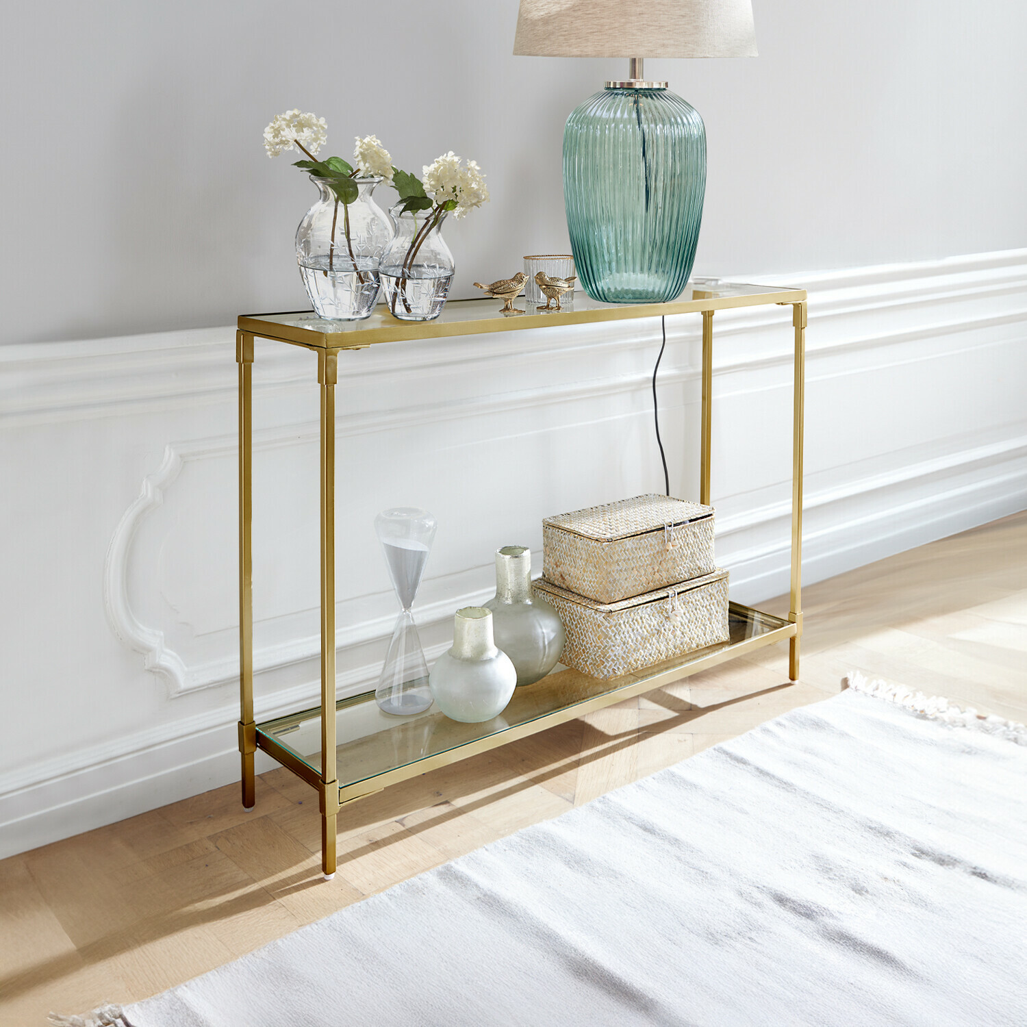 Konsole Ninove Goldfarbener Metallkonsole mit zwei Glasablagen, dekoriert mit Lampe und Vasen, modernes Design