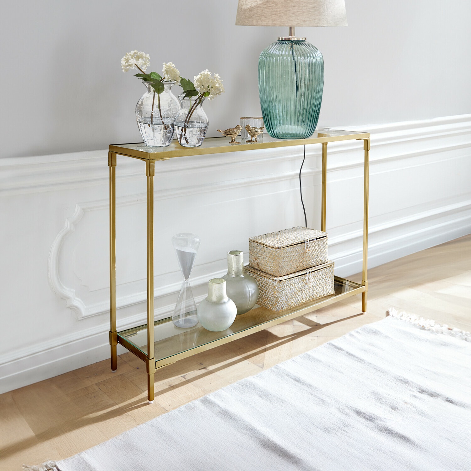 Konsole Ninove Goldfarbener Metallkonsole mit zwei Glasablagen, dekoriert mit Lampe und Vasen, modernes Design