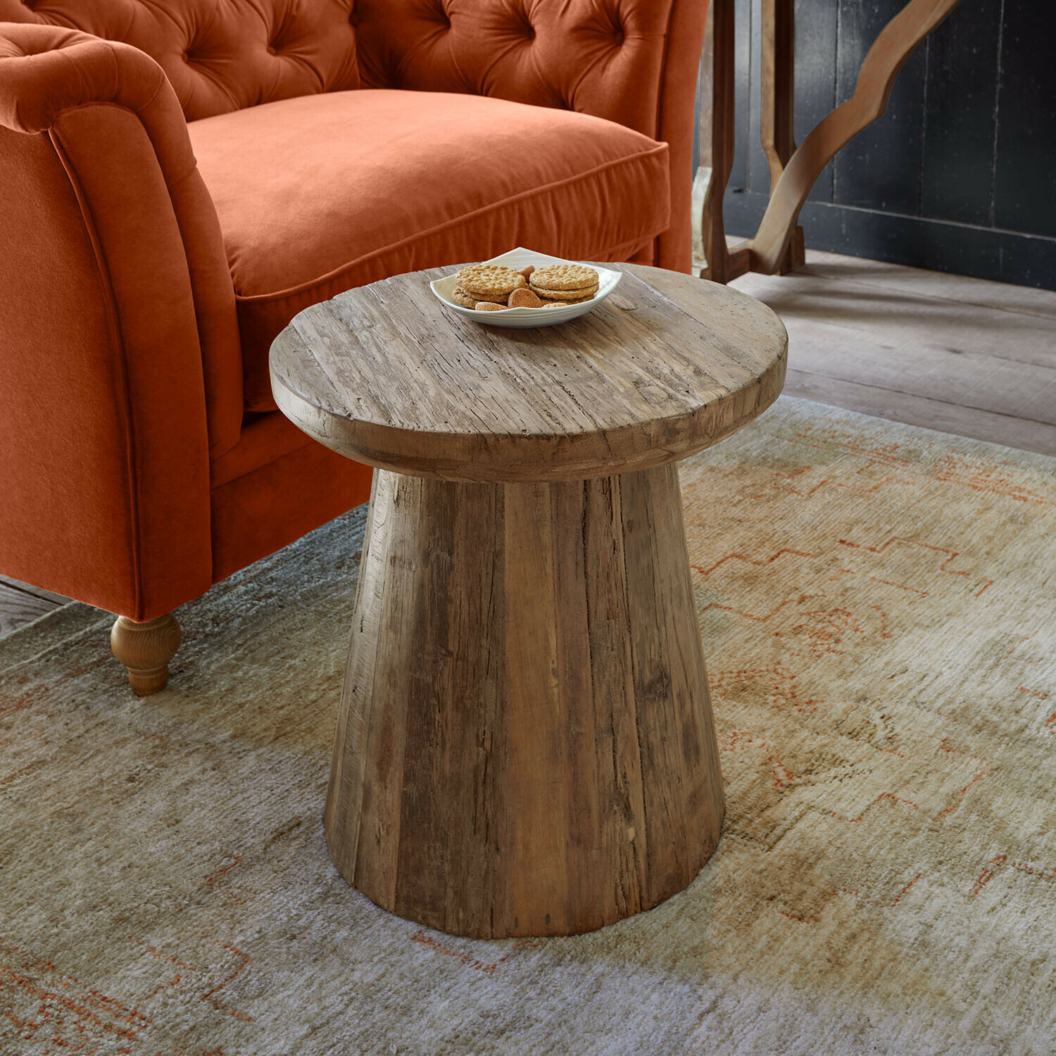 Beistelltisch Yarwood Beistelltisch aus Naturholz vor orangefarbenem Sofa und gemustertem Teppich