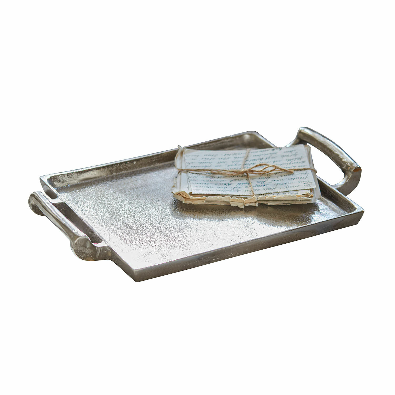 Tablett Connaire Silbernes Metalltablett mit Griffen und einem Bündel alter Briefe, zusammengebunden mit Schnur