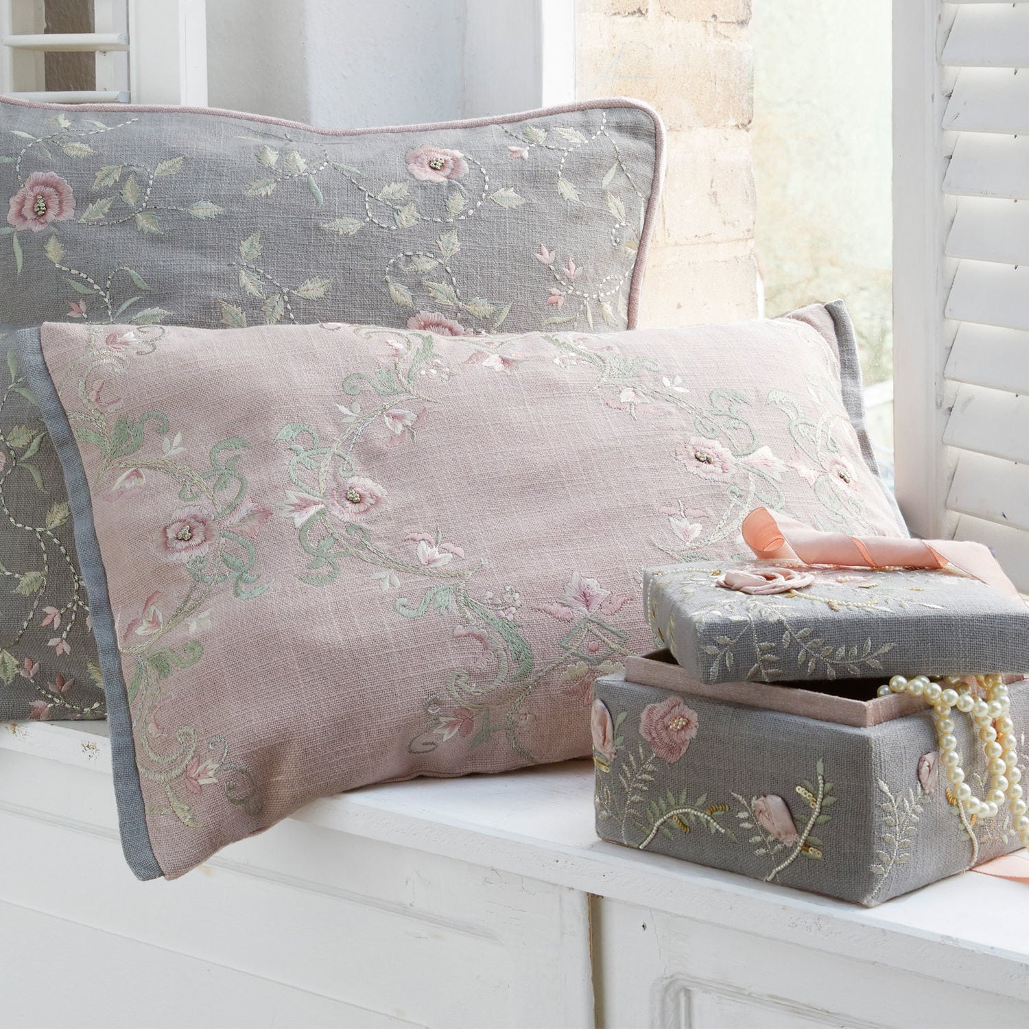 Kissen Lulu Rosa und graues Leinenkissen mit Blumenstickerei und graue bestickte Schmuckbox