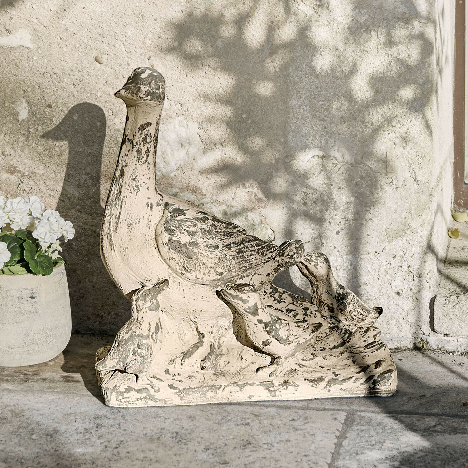 Gartendekoration aus Stein in Form einer Ente mit Küken in Beige und Grau
