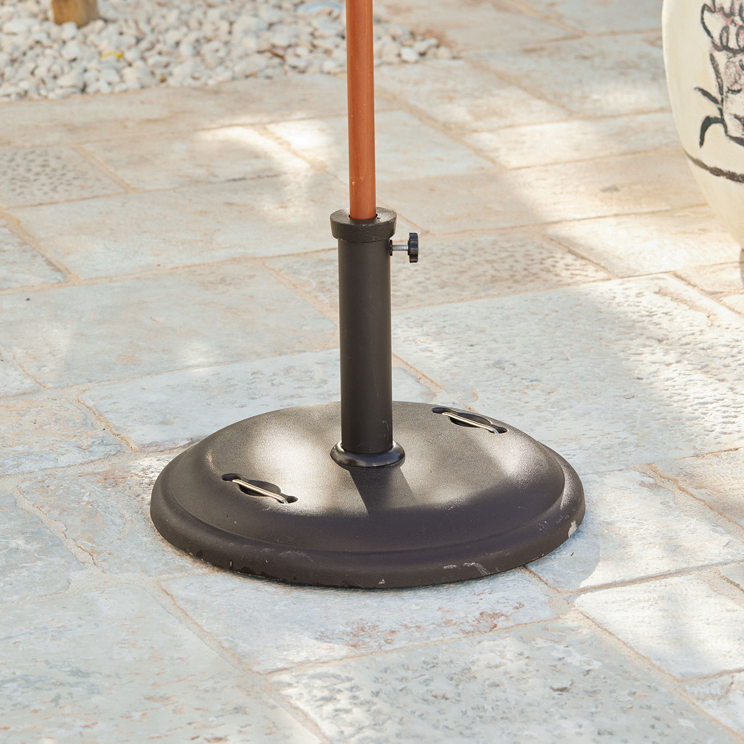 Sonnenschirmständer Yarra Schwarze Metall-Sonnenschirmbasis auf Steinboden für Garten oder Terrasse