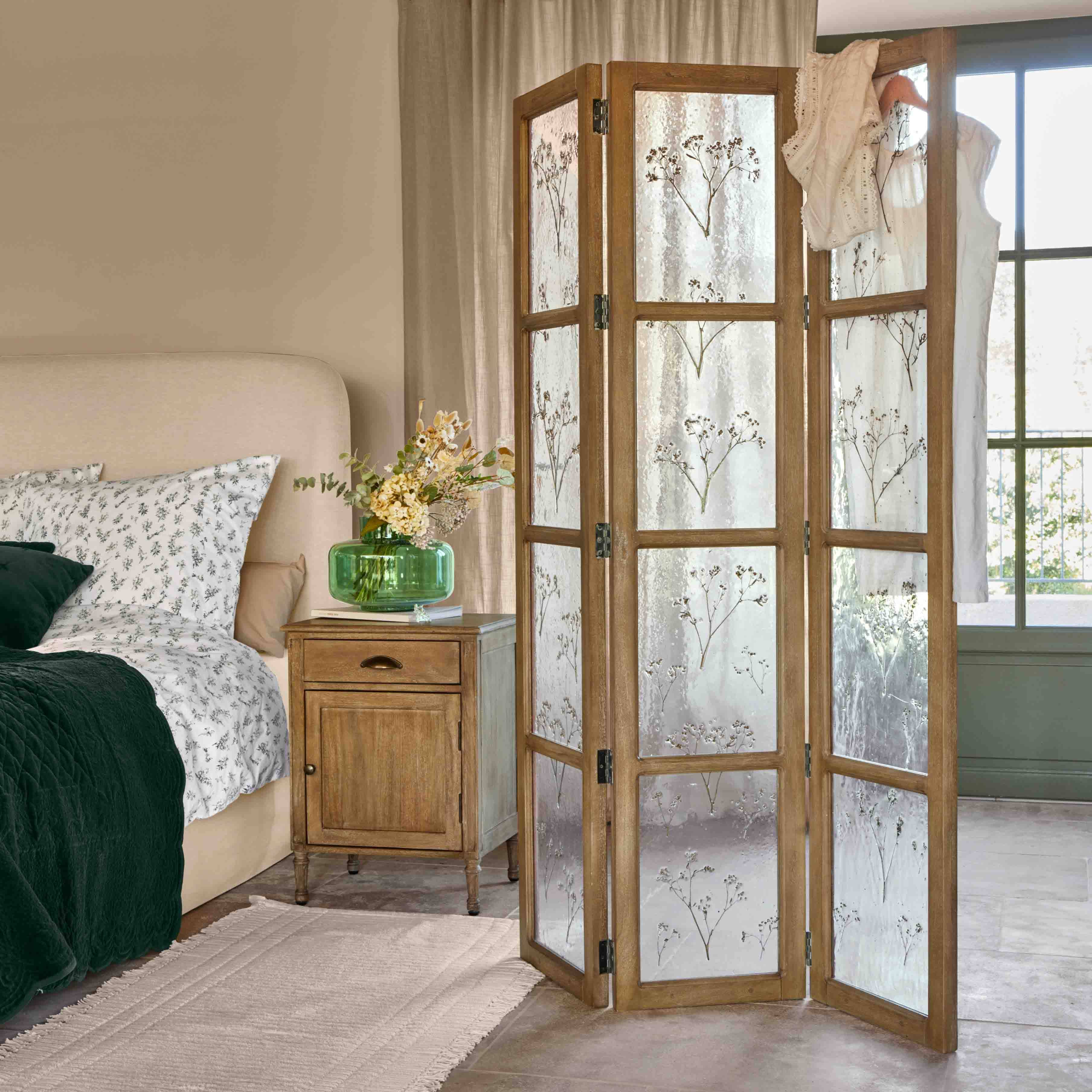 Holz-Paravent mit mattierten Glasscheiben und getrockneten Blumen, dekorativer Raumteiler
