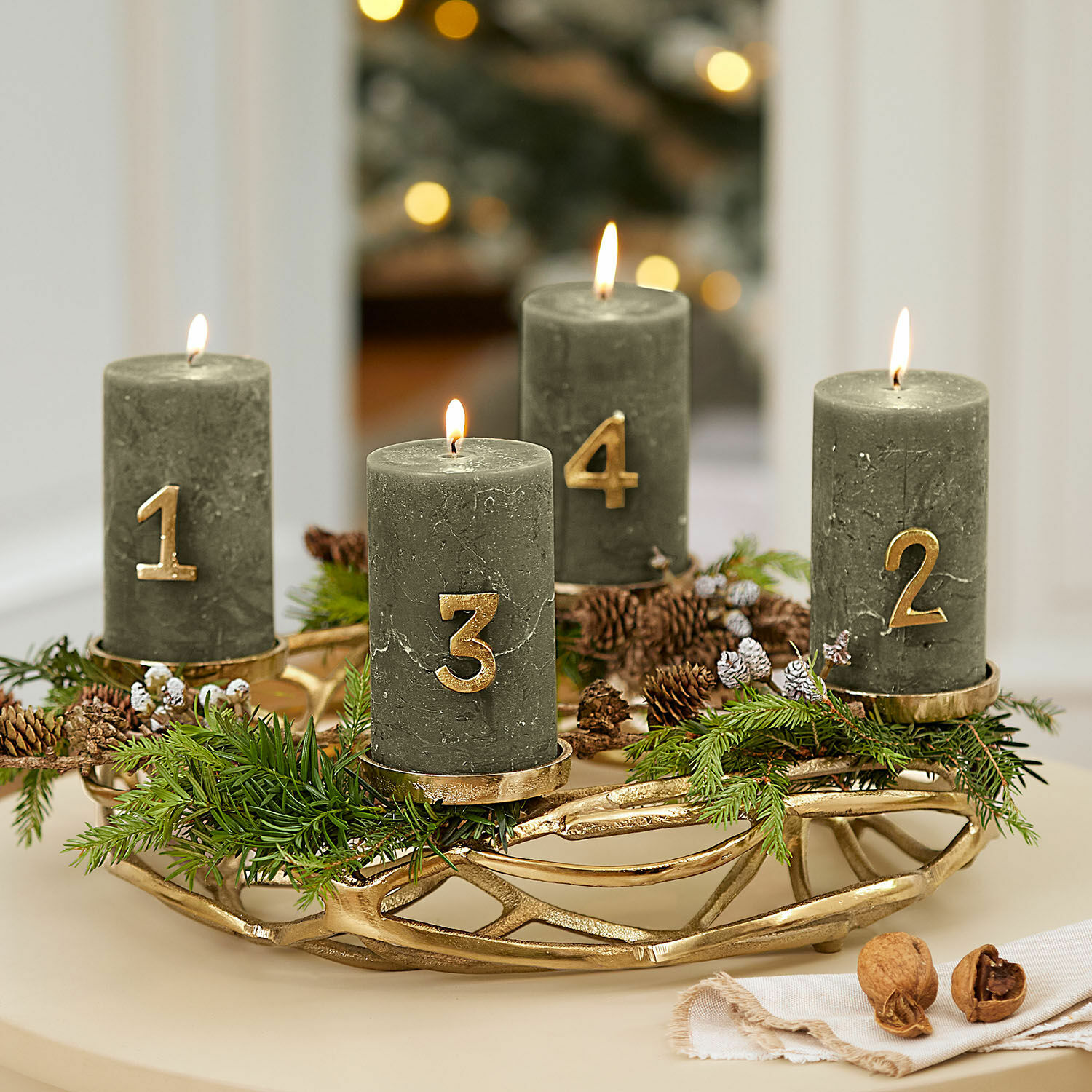 Deko-Pin 4er Set Marfino Set aus 4 grünen Adventskerzen mit Zahlen auf goldenem Ständer, dekoriert mit Tannenzapfen und Zweigen