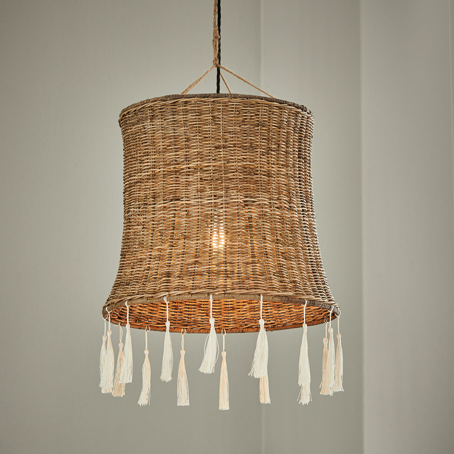 Lampenschirm Éverill Hängelampe aus natürlichem Rattan mit weißen Quasten, dekorative Deckenleuchte für gemütliche Räume