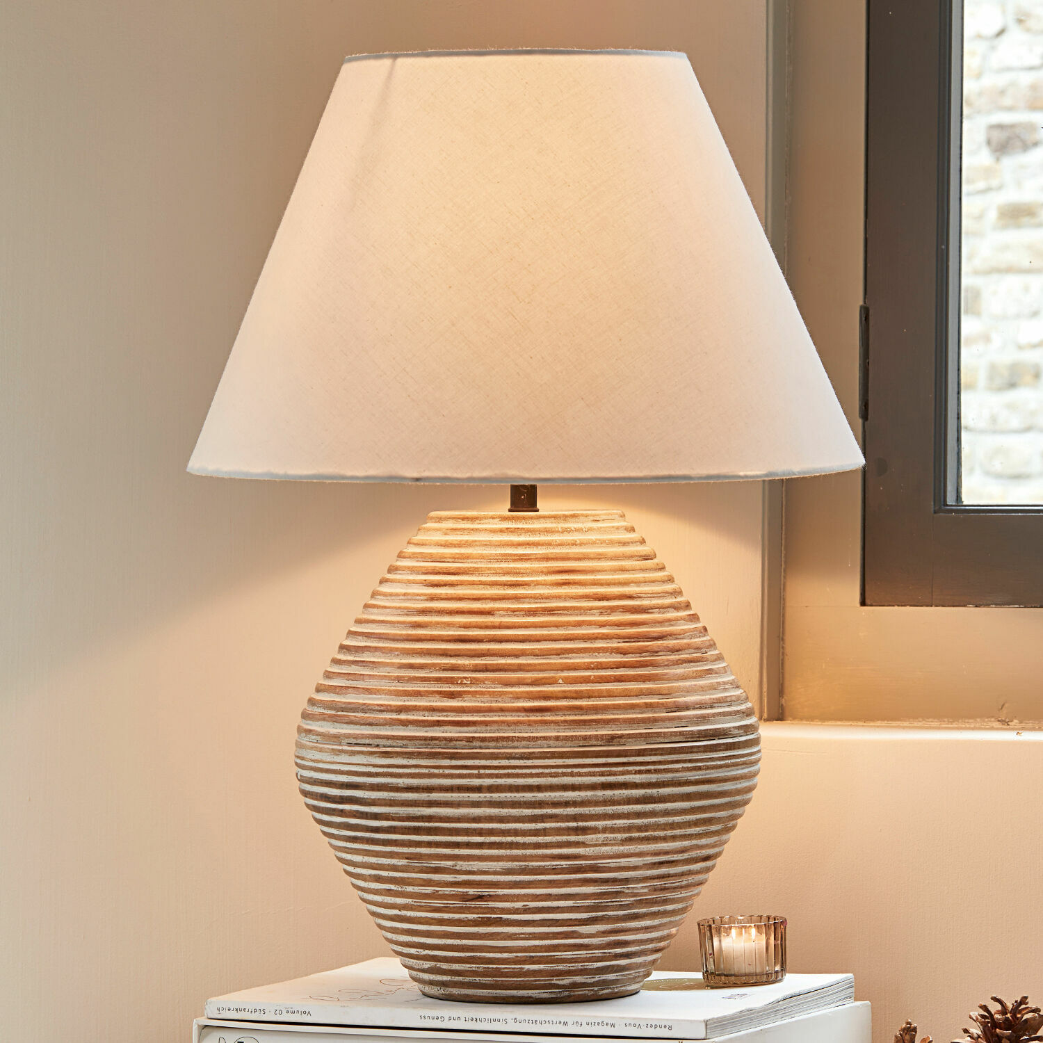 Tischlampe Landelin Tischlampe aus Keramik in Beige-Weiß mit Stoffschirm, stilvolle Wohnraumbeleuchtung