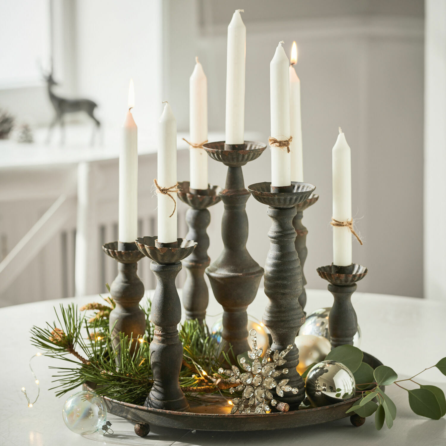 Kerzenhalter Mandoul Metall-Kerzenhalter mit acht weißen Kerzen und Weihnachtsdekoration auf rundem Tablett