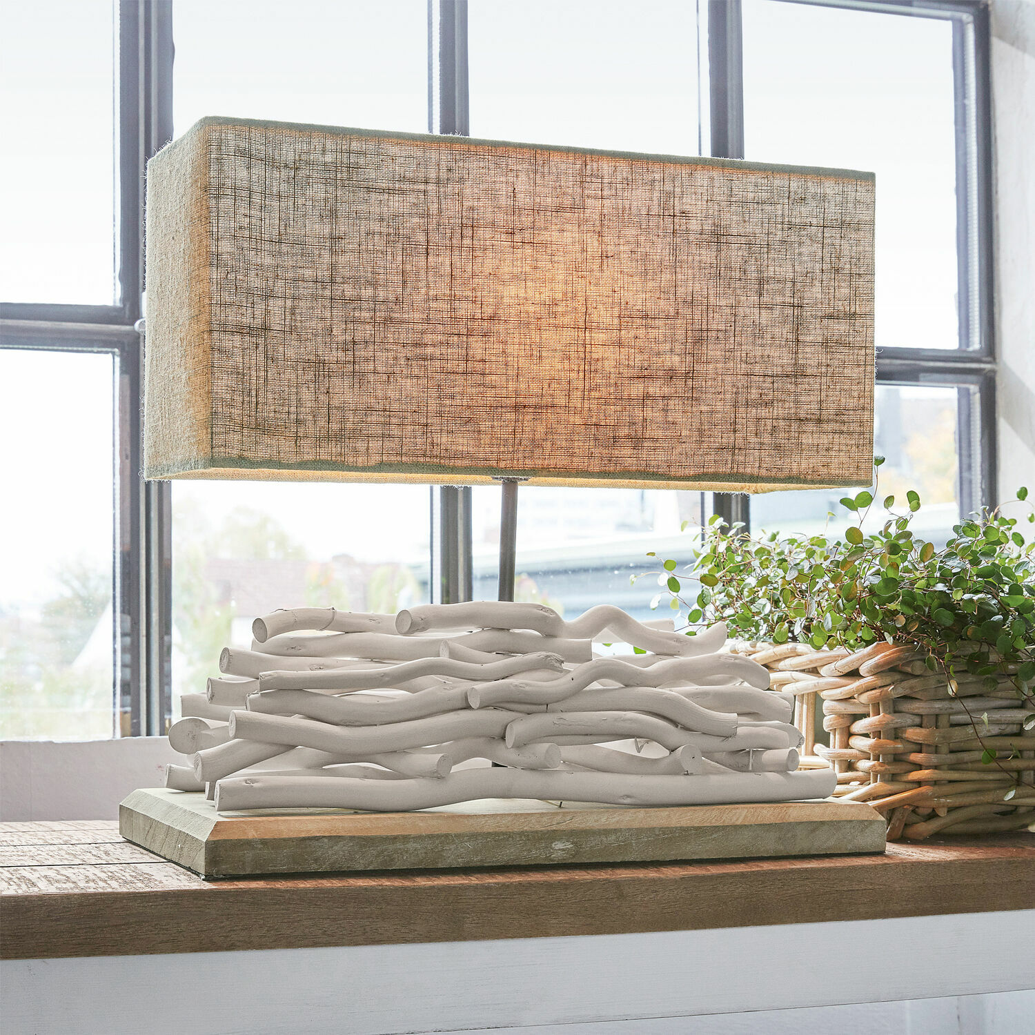 Tischlampe Caribou Tischlampe mit beigem Lampenschirm und dekorativer Basis aus weißen Holzästen