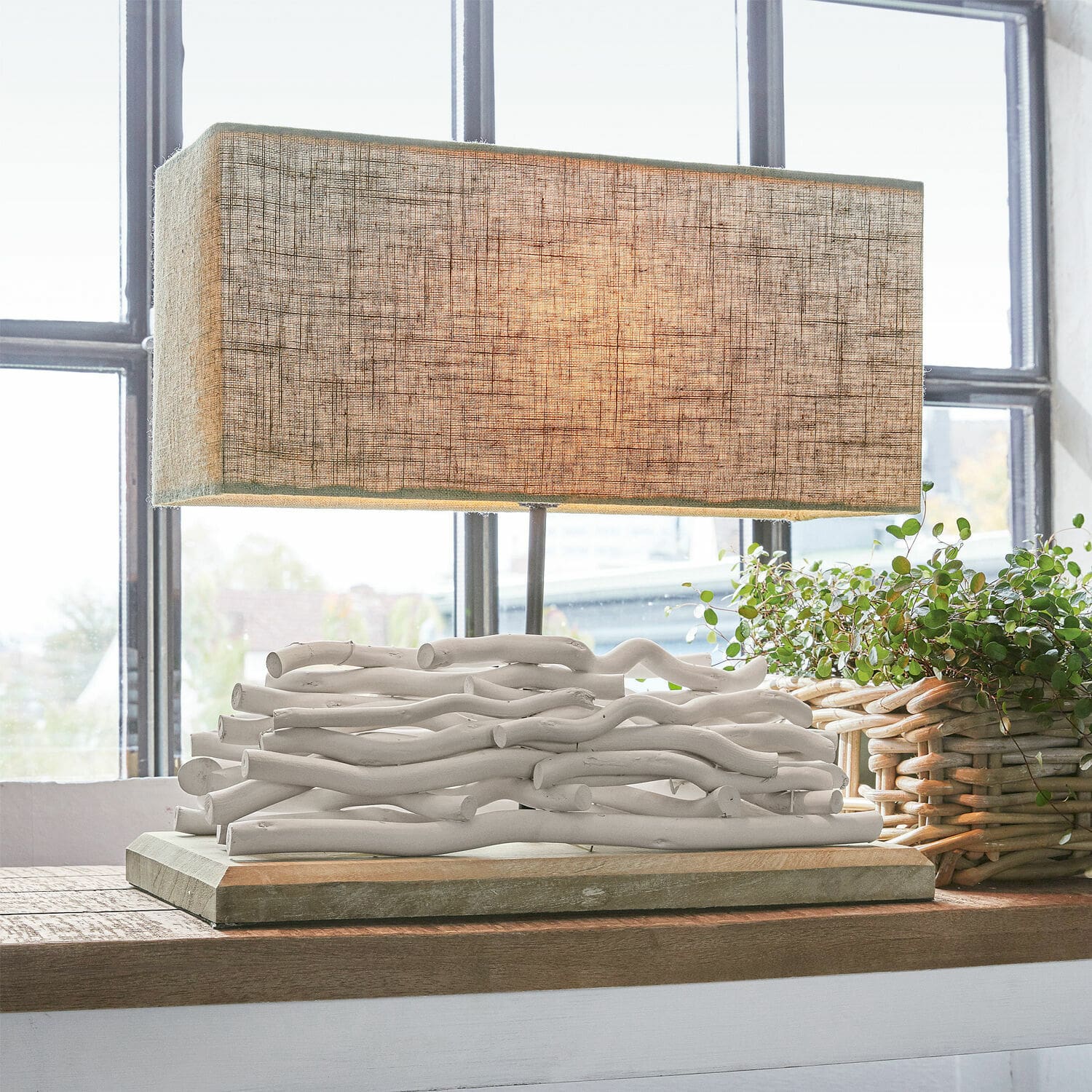 Tischlampe Caribou Tischlampe mit beigem Lampenschirm und dekorativer Basis aus weißen Holzästen