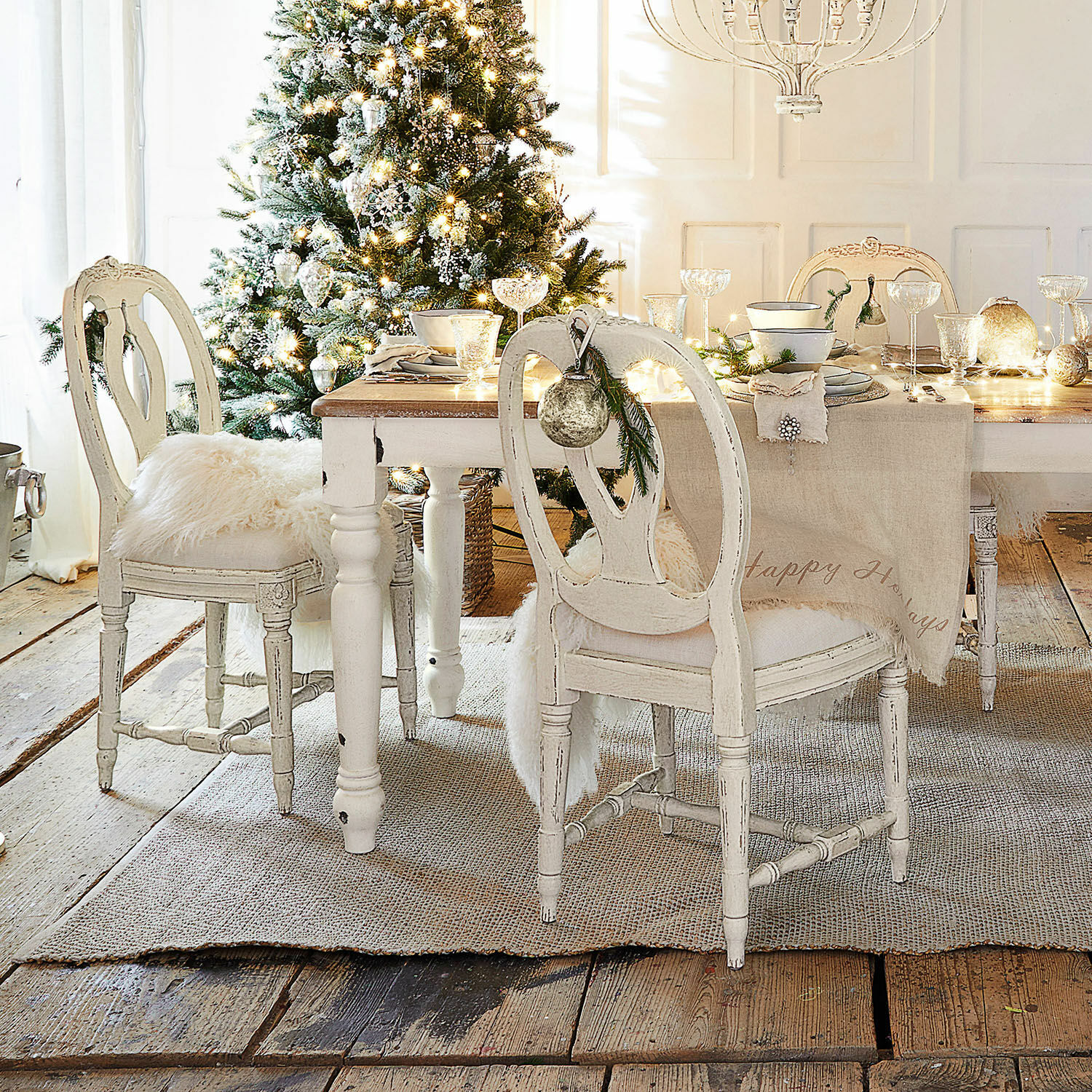 Stuhl San Gavino Esszimmer mit weißem Holztisch und Vintage-Stühlen festlich für Weihnachten dekoriert