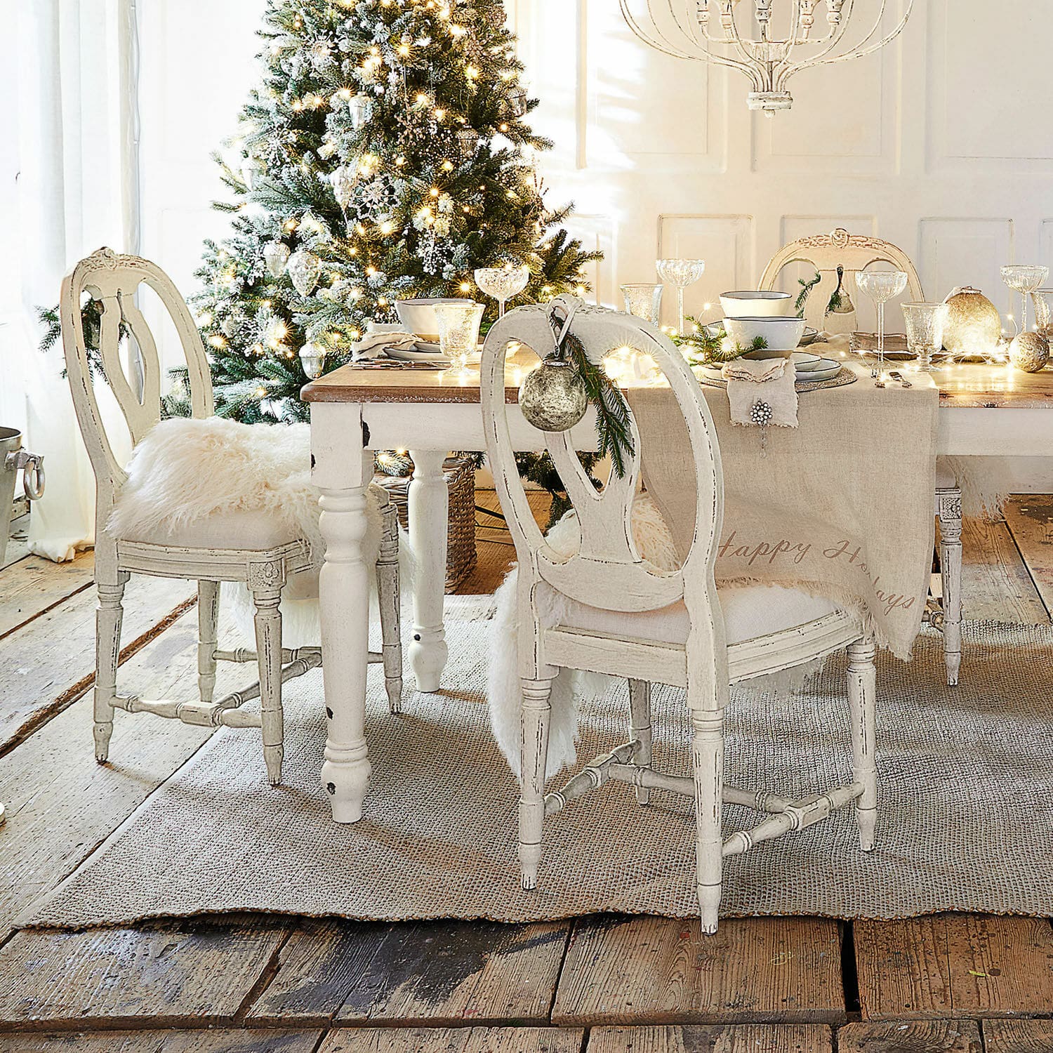 Stuhl San Gavino Esszimmer mit weißem Holztisch und Vintage-Stühlen festlich für Weihnachten dekoriert