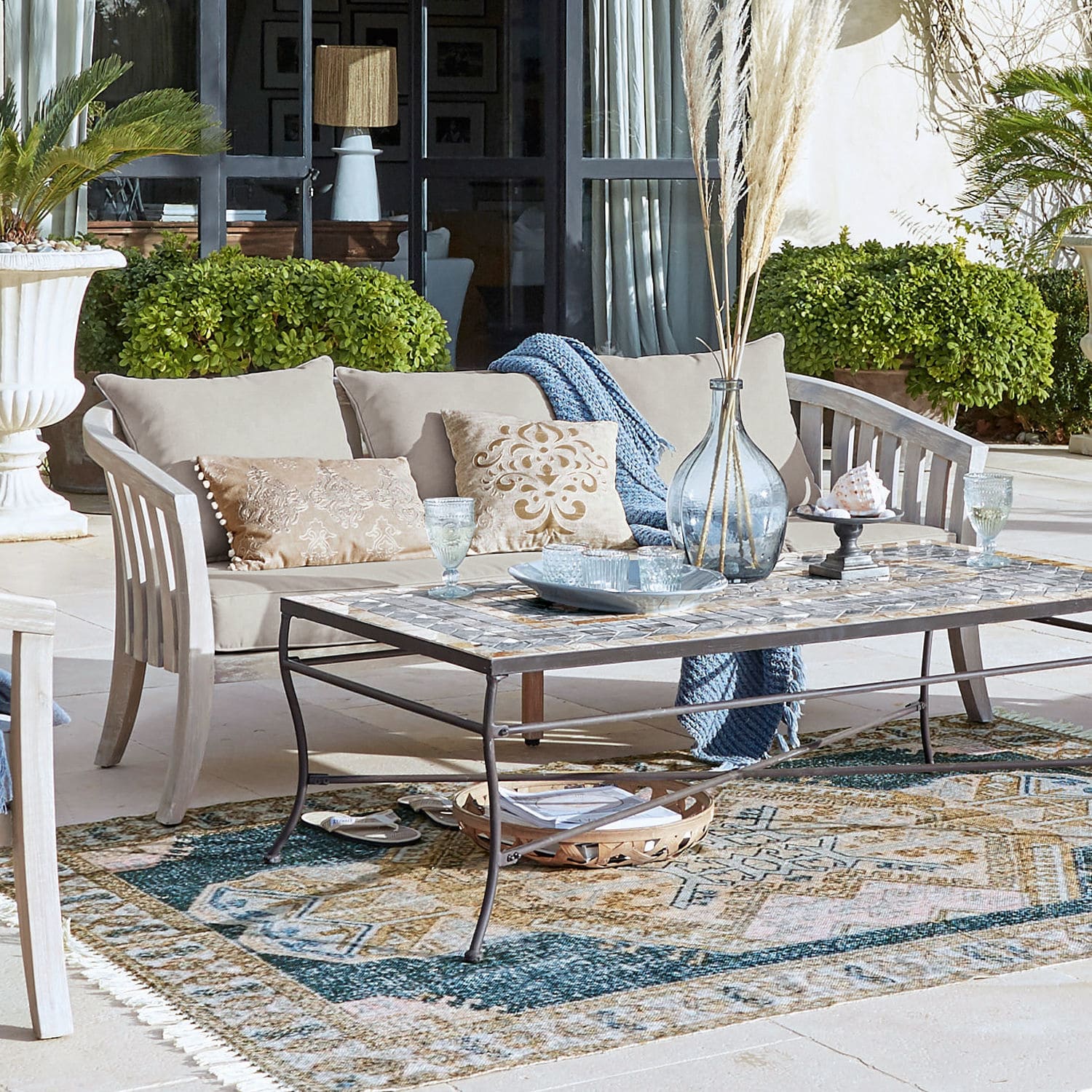 Sofa Seanad Beige Holz-Gartensofa mit Kissen und Metall-Couchtisch mit Mosaikplatte auf Terrasse