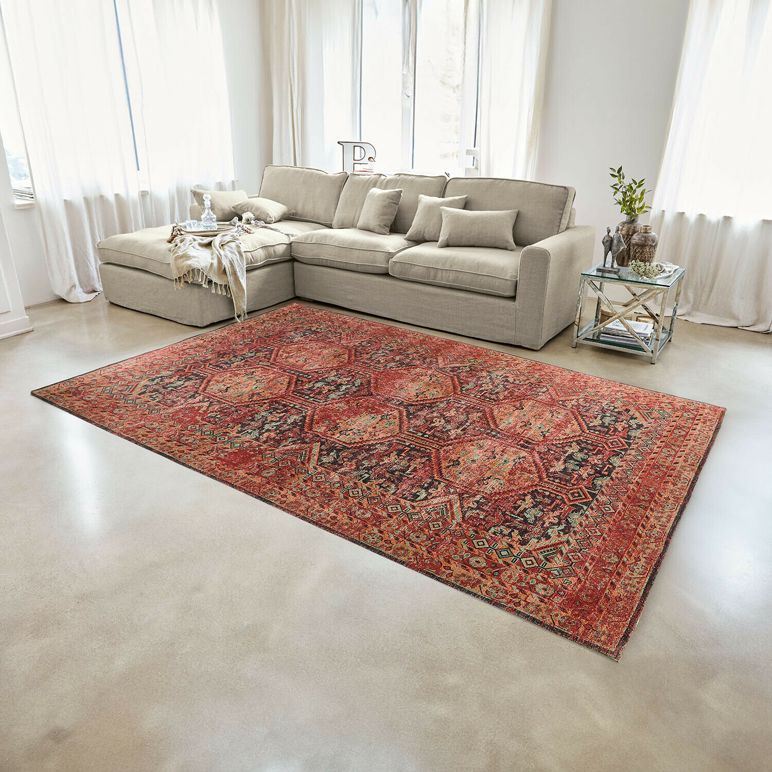 Teppich Incantaro Roter Teppich mit orientalischem Muster auf hellem Boden in modernem Wohnzimmer mit beigem Sofa