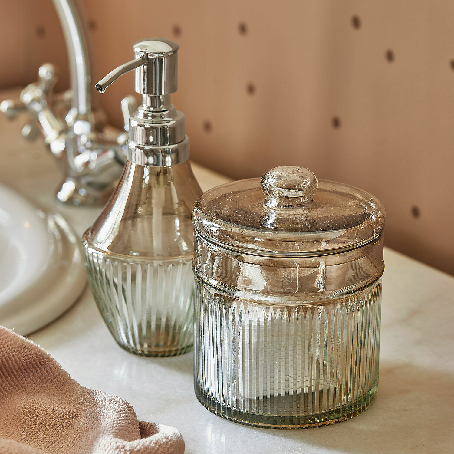 Bad-Set Jolivienne Glas-Spender und Vorratsglas mit Deckel in transparent für Bad, Seifen- und Wattepads-Behälter