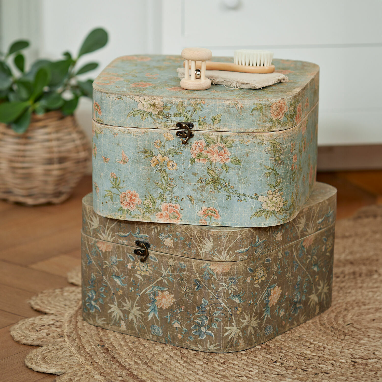 Box 2er Set Mafleur Zwei dekorative Aufbewahrungsboxen mit floralem Muster in Pastellfarben auf Jute-Teppich