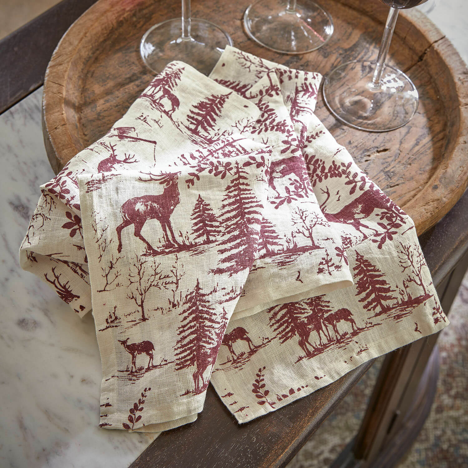 Serviette 4er Set Sundraen Leinen-Tischdecke in Natur mit bordeauxrotem Hirsch- und Baum-Motiv, rustikale Tischdekoration