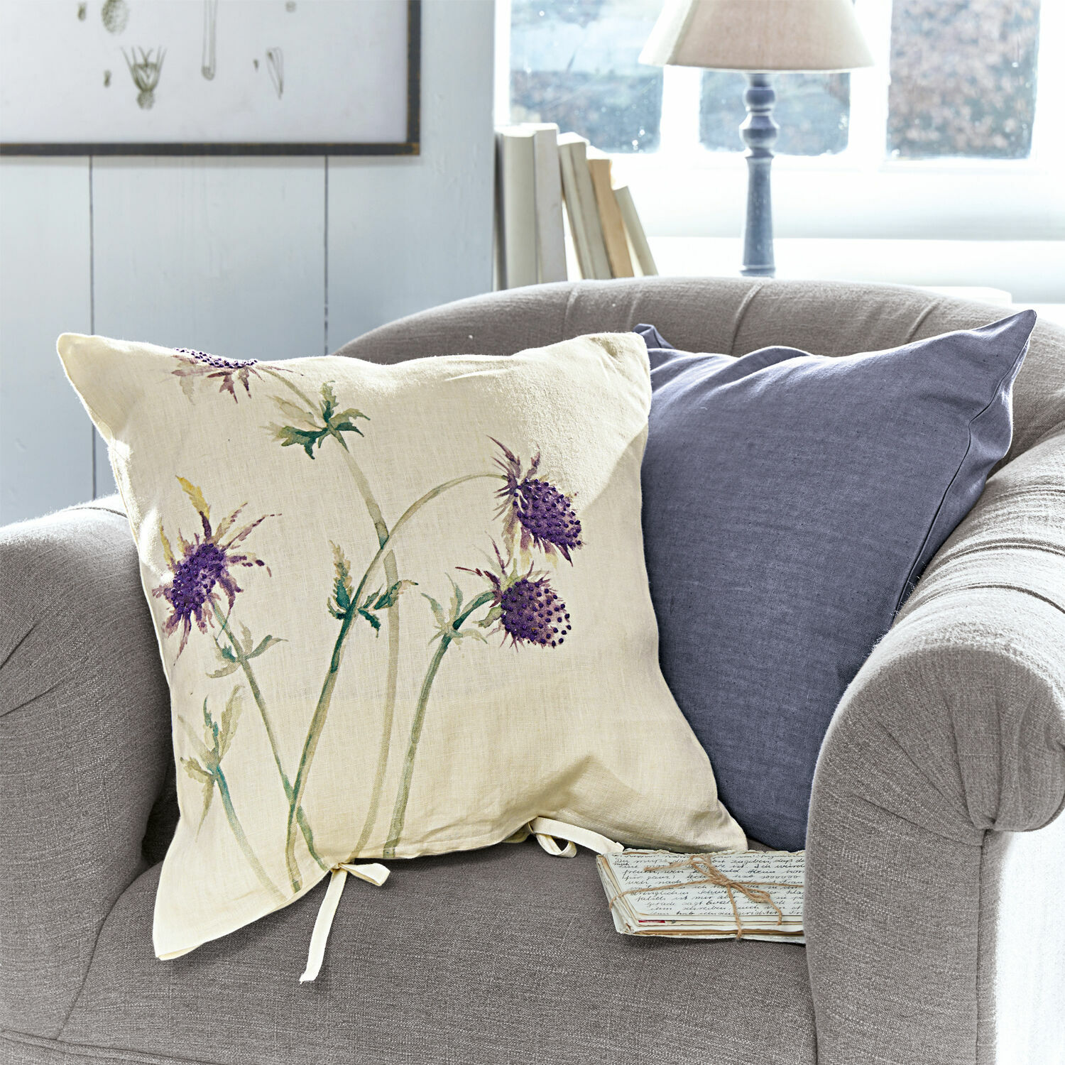 Kissenhülle 2er Set Épine Beige Leinenkissen mit lila Blumenmuster auf grauem Sofa, stilvolle Wohnraumdekoration