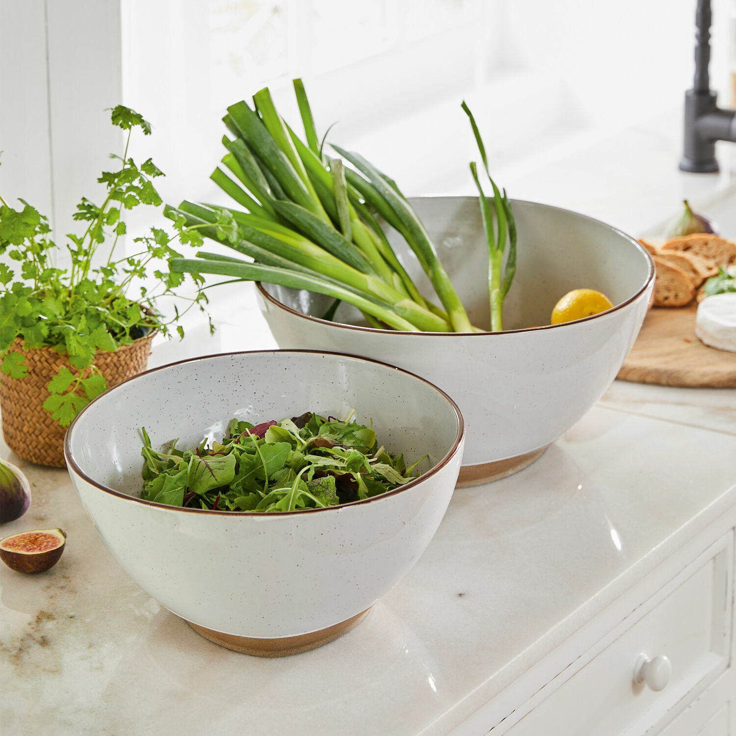 Salatschüssel 2er Set Biarré Set aus zwei weißen Keramikschalen mit braunem Boden, ideal für Salate und frisches Gemüse